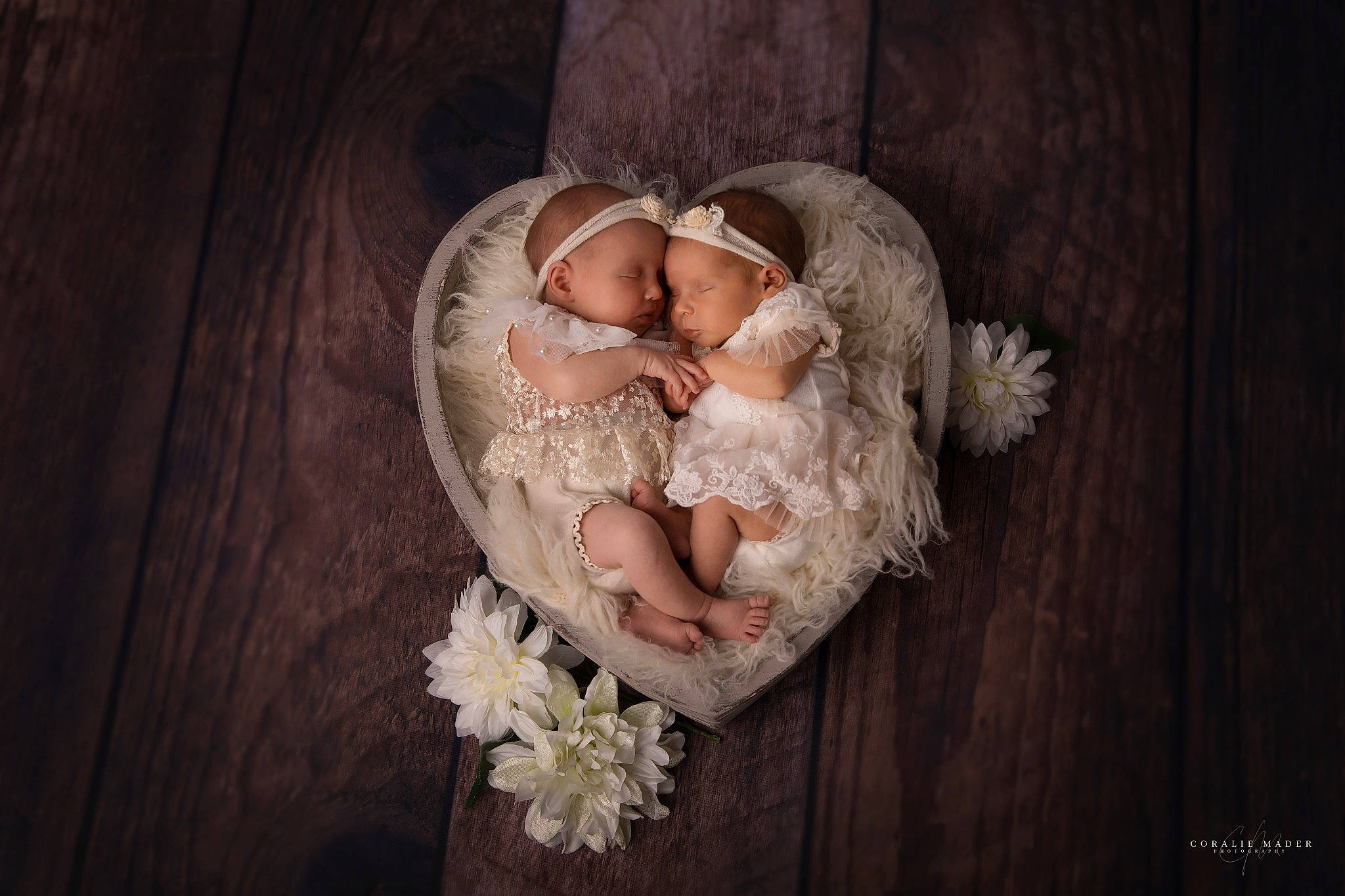 Jade Et Ambre a rejoint le concours — aidez-le/la à gagner de superbes lots ! baby, brown, child, dress, flash_photography, flower, fur, hair_accessory, headpiece, headwear, love, person, photograph, photography, pink, sleep, stock_photography, toddler