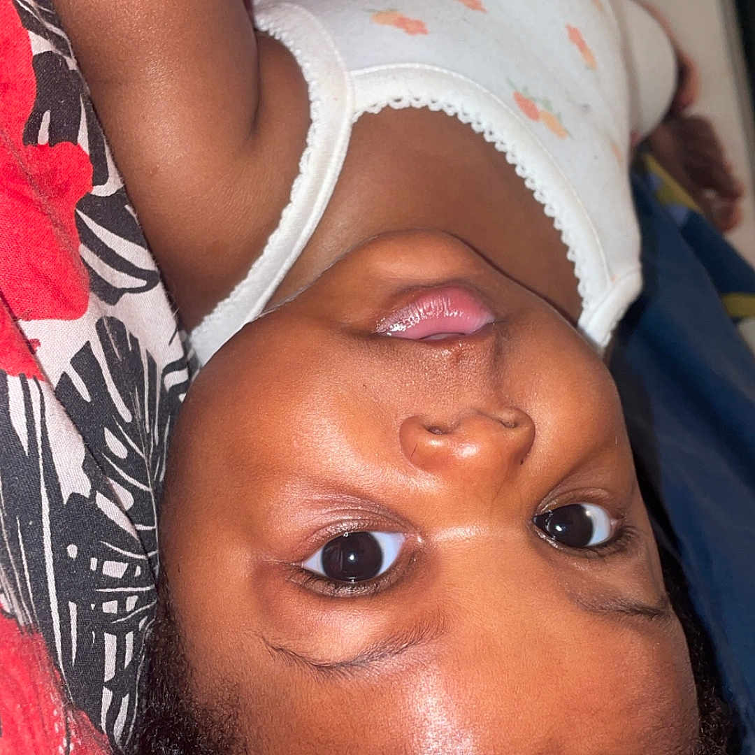 Mounyra a rejoint le concours — aidez-le/la à gagner de superbes lots ! baby, bed, child, closeup, clothing, cute, expression, eyes, fabric, face, hair, indoor, infant, lying_down, pattern, person, portrait, skin, soft, young