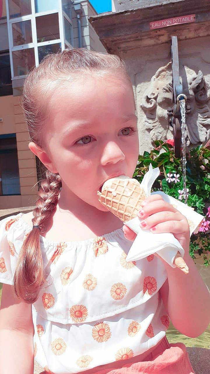 Amélia participe au concours pour gagner de l'argent avec cette photo : child, dairy, finger, food, food_craving, frozen_dessert, gelato, gesture, hairstyle, ice_cream, ice_cream_cone, lip, person, pink, plant, skin, soft_serve_ice_creams, sorbetes, sweetness, toddler