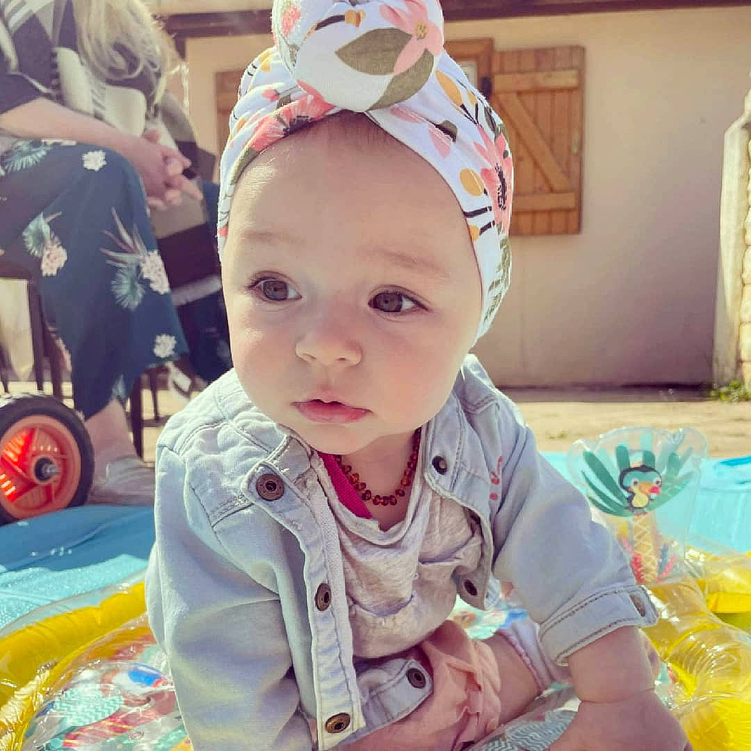 Lola participe au concours pour gagner de l'argent avec cette photo : baby, baby_toddler_clothing, cap, cheek, child, cool, fun, grass, happy, headband, headpiece, leisure, person, pink, skin, sleeve, summer, t_shirt, tire, toddler