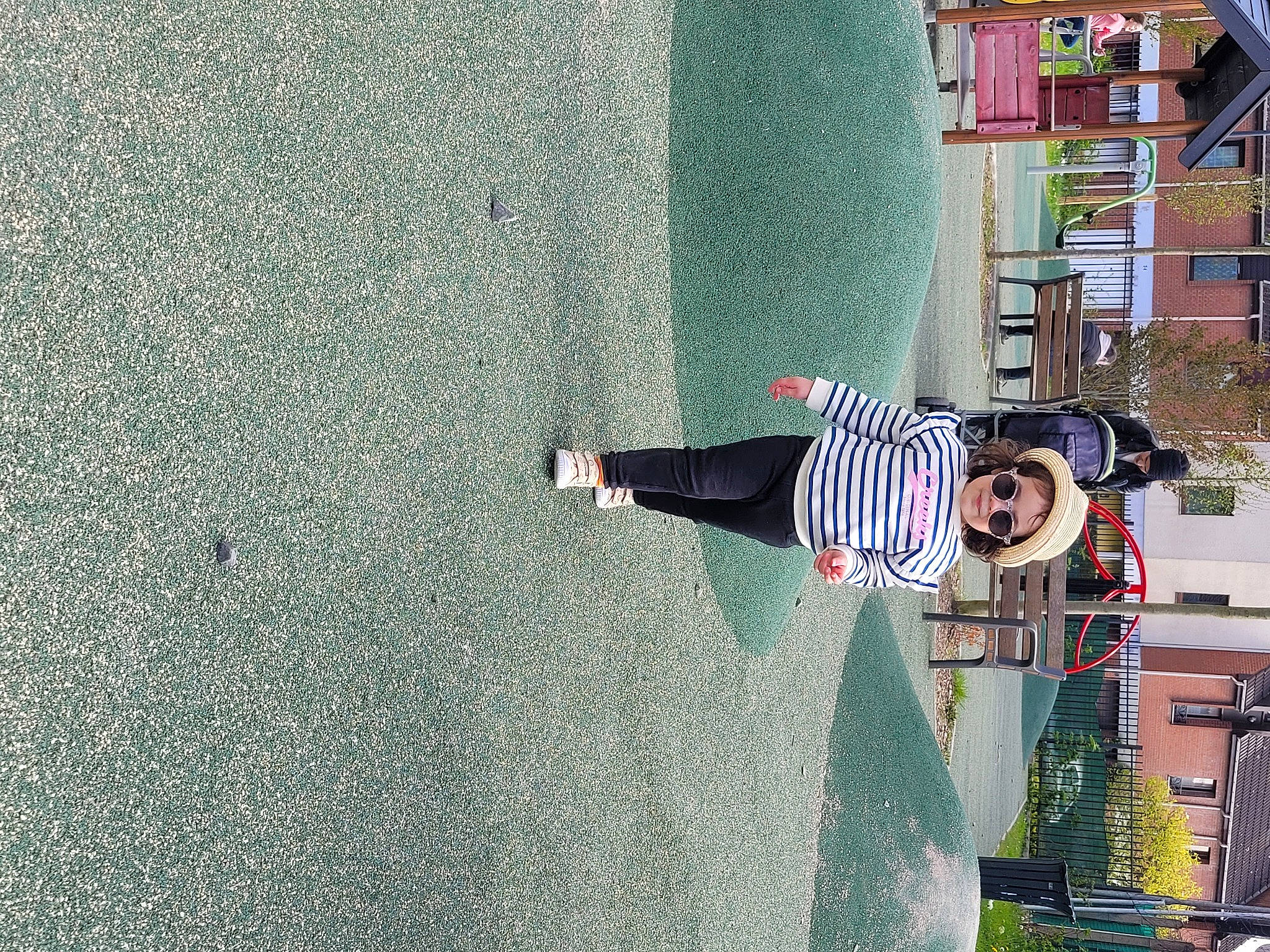 Eva a rejoint le concours — aidez-le/la à gagner de superbes lots ! asphalt, building, city, concrete, facade, fun, grass, house, leisure, pedestrian, person, plant, recreation, road, road_surface, shadow, sidewalk, street, tree, window