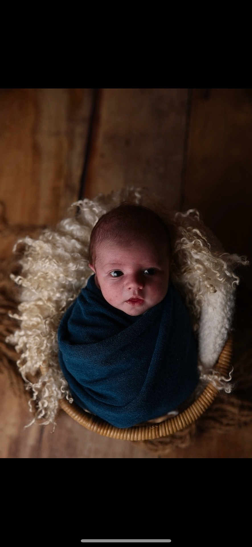 Ares a rejoint le concours — aidez-le/la à gagner de superbes lots ! newborn, baby, wrapped, blanket, basket, wool, curly, wooden_floor, cozy, portrait, infant, child, sleepy, soft, warm, indoors, peaceful, cute, head, face