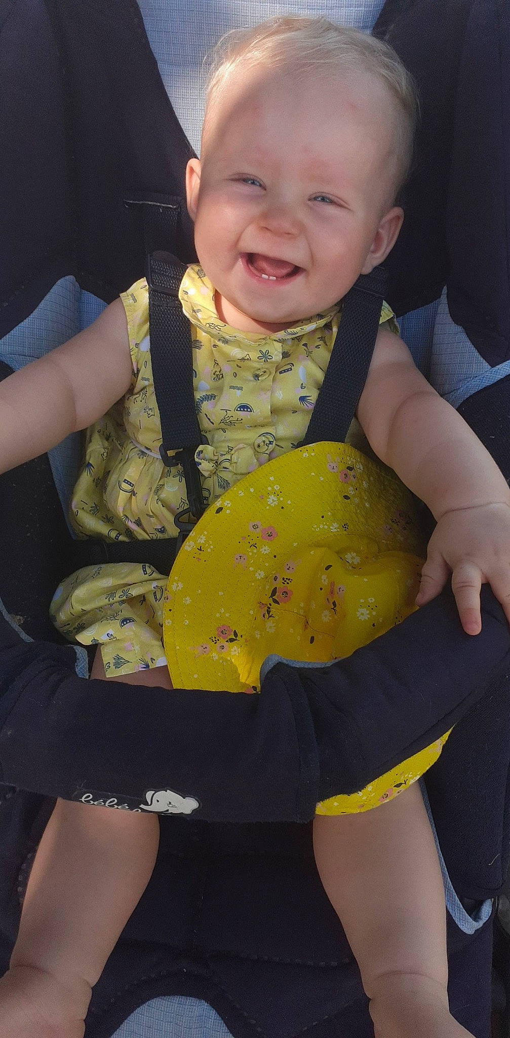 Jade participe au concours pour gagner de l'argent avec cette photo : baby, baby_toddler_clothing, cheek, child, comfort, finger, fun, happy, human_leg, joint, joy, knee, leg, organ, pattern, person, skin, sleeve, smile, thigh