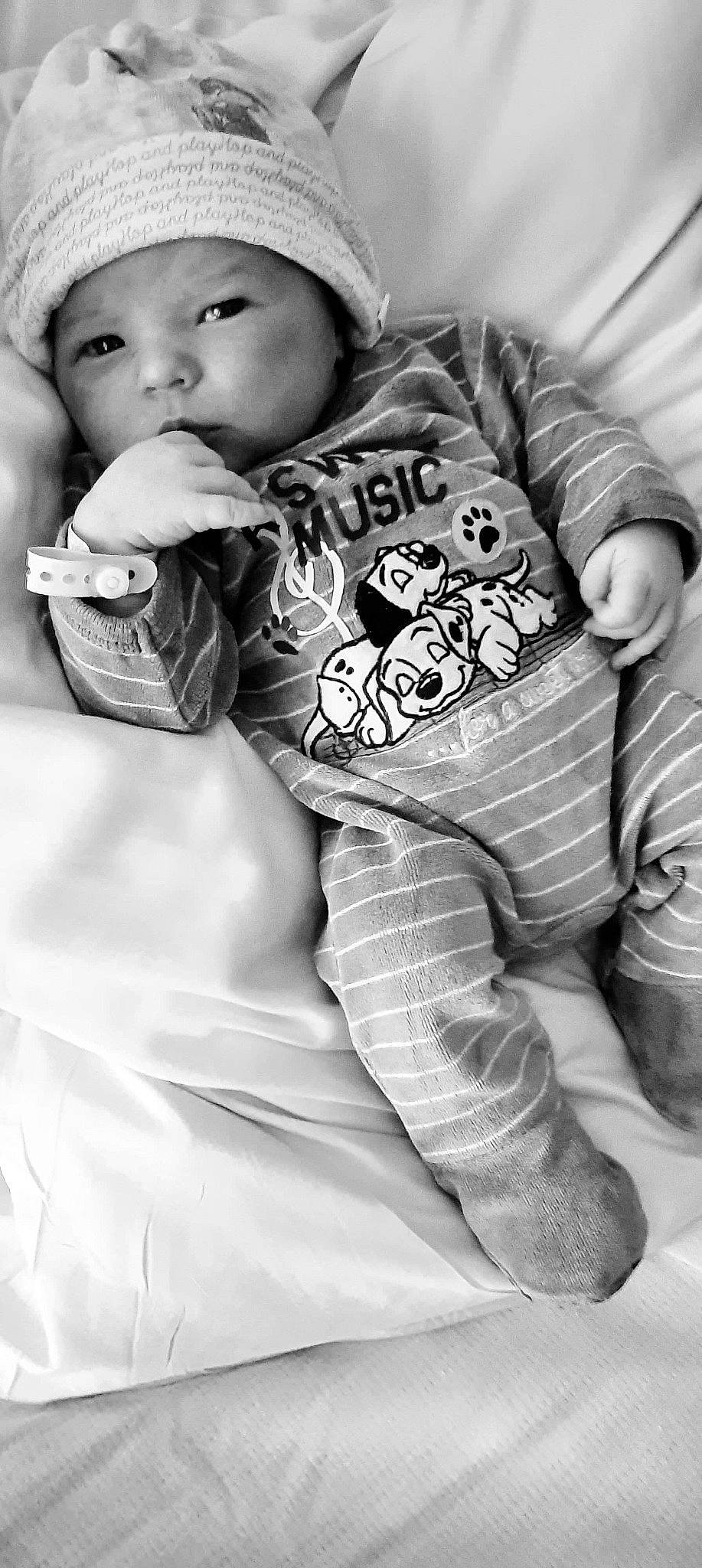 Brayton participe au concours pour gagner de l'argent avec cette photo : baby, baby_products, baby_sleeping, baby_toddler_clothing, beanie, bonnet, cheek, child, comfort, hand, headwear, knit_cap, person, toddler