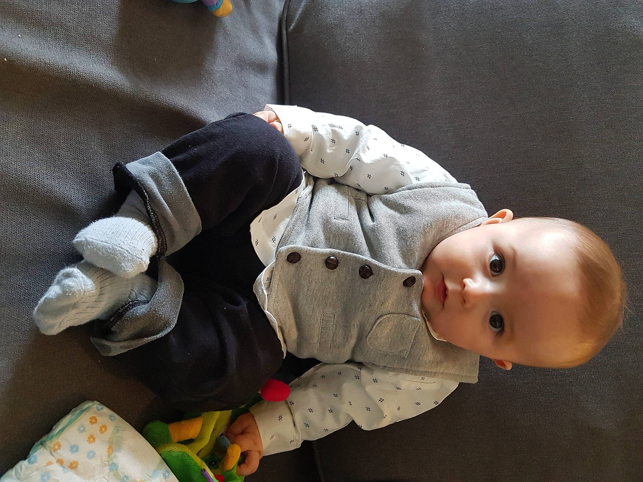 Brayton a rejoint le concours — aidez-le/la à gagner de superbes lots ! arm, baby_carriage, baby_products, comfort, eye, face, finger, green, hairstyle, head, human, human_body, organism, people, person, product, sitting, skin, sleeve, vertebrate