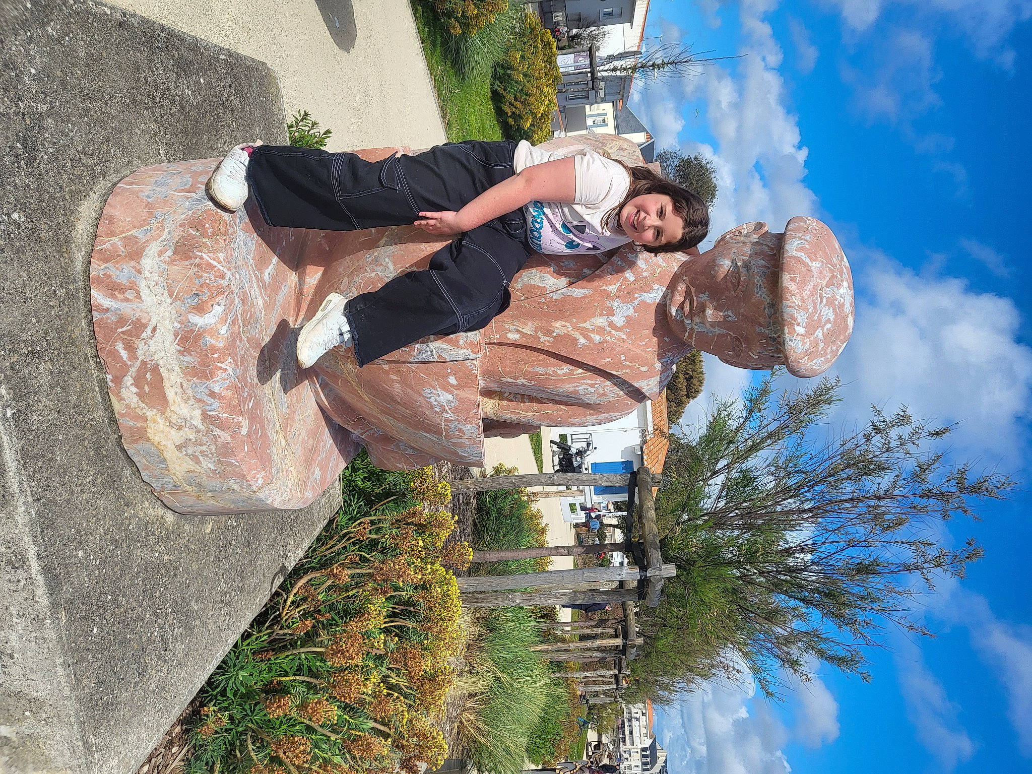 Lea participe au concours pour gagner de l'argent avec cette photo : blue, cloud, eyewear, fun, joy, landscape, leisure, person, photograph, photography, plant, pole, sky, smile, snapshot, street_light, travel, tree, vacation, walking_shoe