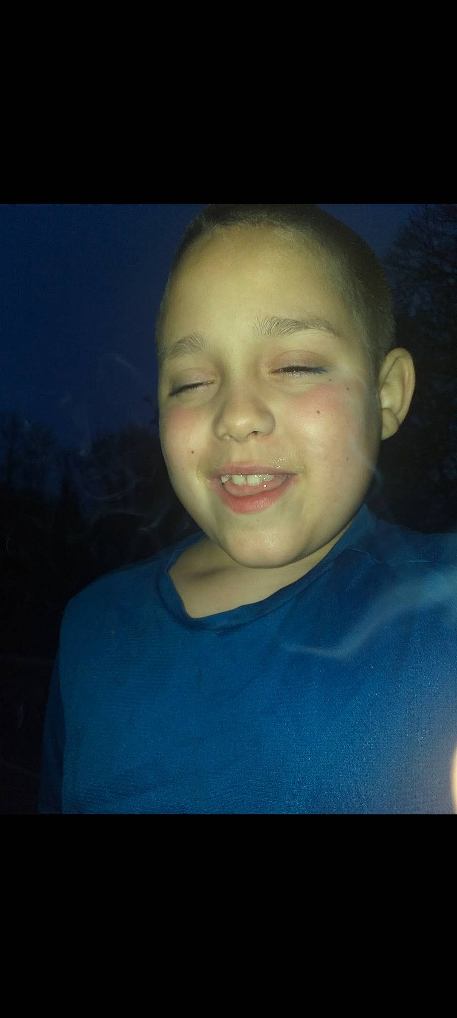 Sofiane participe au concours pour gagner de l'argent avec cette photo : cheek, chin, cool, electric_blue, eyebrow, flash_photography, forehead, fun, hair, hairstyle, happy, iris, jaw, joy, mouth, neck, nose, person, smile, space