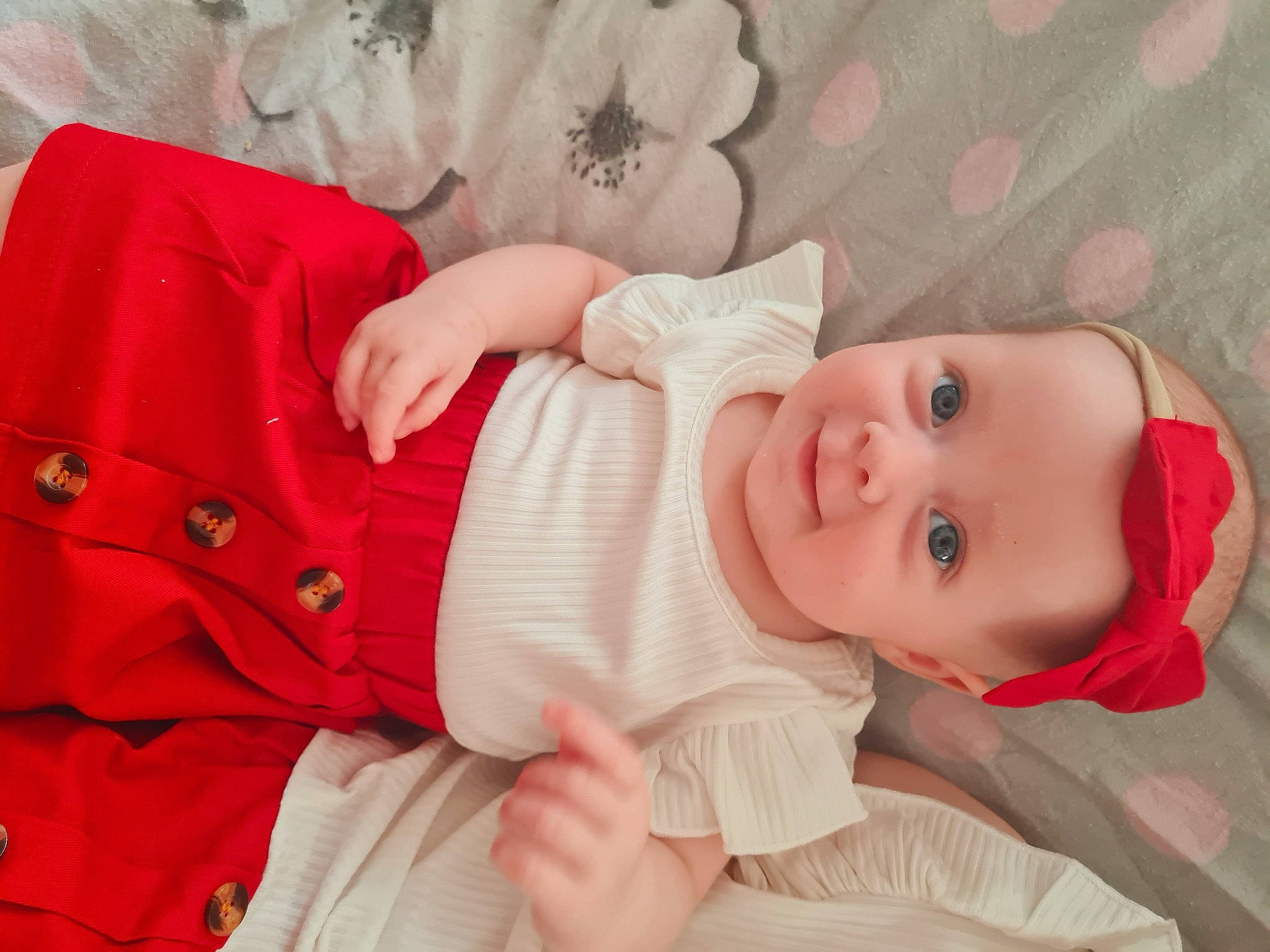 éva a rejoint le concours — aidez-le/la à gagner de superbes lots ! baby, baby_products, baby_toddler_clothing, cheek, child, comfort, facial_expression, gesture, happy, hat, headwear, linens, lip, pattern, peach, person, pink, room, skin, sleeve