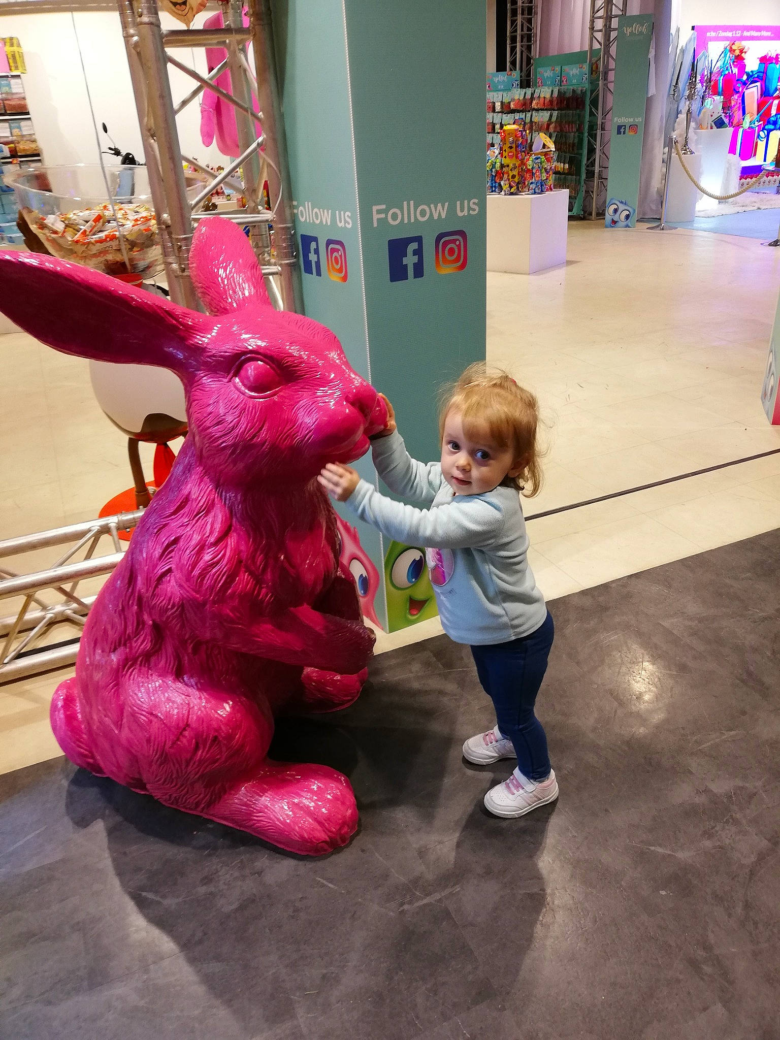 Zoé a rejoint le concours — aidez-le/la à gagner de superbes lots ! art, child, costume, easter_bunny, fun, magenta, mascot, person, pink, play