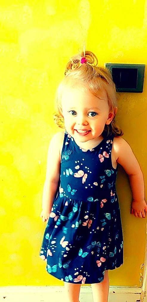 Zoé participe au concours pour gagner de l'argent avec cette photo : baby, baby_toddler_clothing, child, child_model, clothing, dress, person, play, smile, toddler, yellow