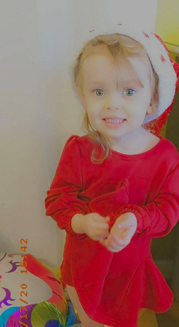 Zoé participe au concours pour gagner de l'argent avec cette photo : baby, baby_toddler_clothing, cake, child, hair_accessory, headband, person, sleeve, toddler