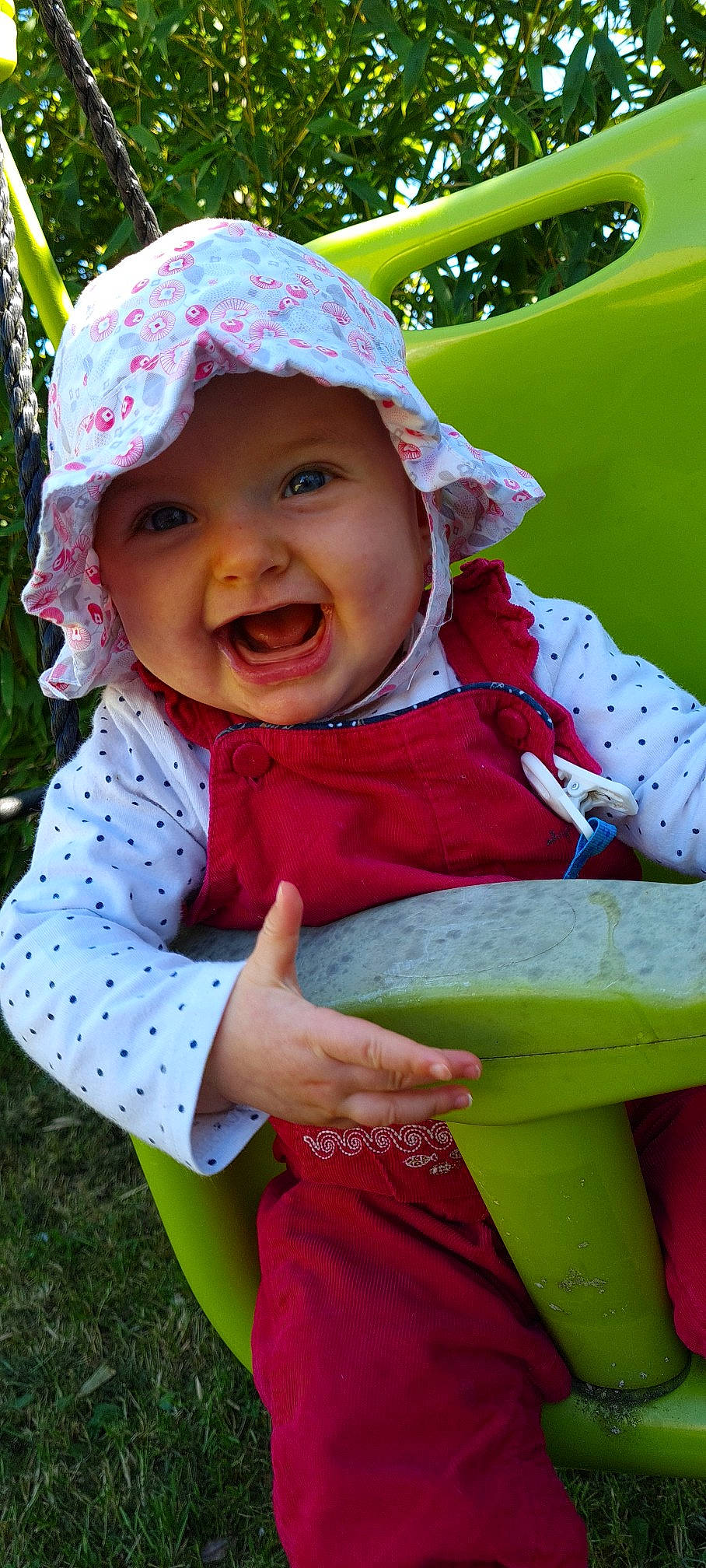 Abbygaëlle participe au concours pour gagner de l'argent avec cette photo : baby, baby_laughing, baby_toddler_clothing, cap, child, facial_expression, fun, grass, green, happy, headgear, headwear, leisure, lip, magenta, people_in_nature, person, pink, red, sleeve