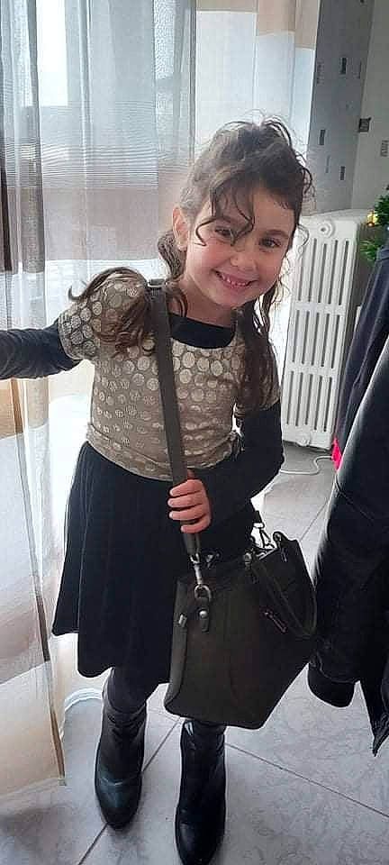 Wendy participe au concours pour gagner de l'argent avec cette photo : bag, curtain, eyewear, fashion, fashion_accessory, fashion_design, formal_wear, handbag, human_leg, jewellery, joint, joy, knee, leggings, luggage_and_bags, pattern, person, sleeve, smile, t_shirt