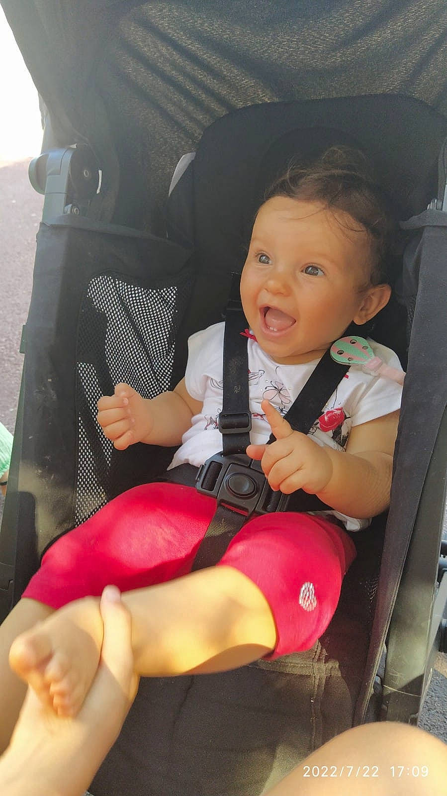 Mia a rejoint le concours — aidez-le/la à gagner de superbes lots ! arm, baby, baby_carriage, baby_products, baby_toddler_clothing, car_seat, chair, comfort, finger, fun, hand, human_leg, knee, lap, leg, person, skin, smile, thigh, thumb