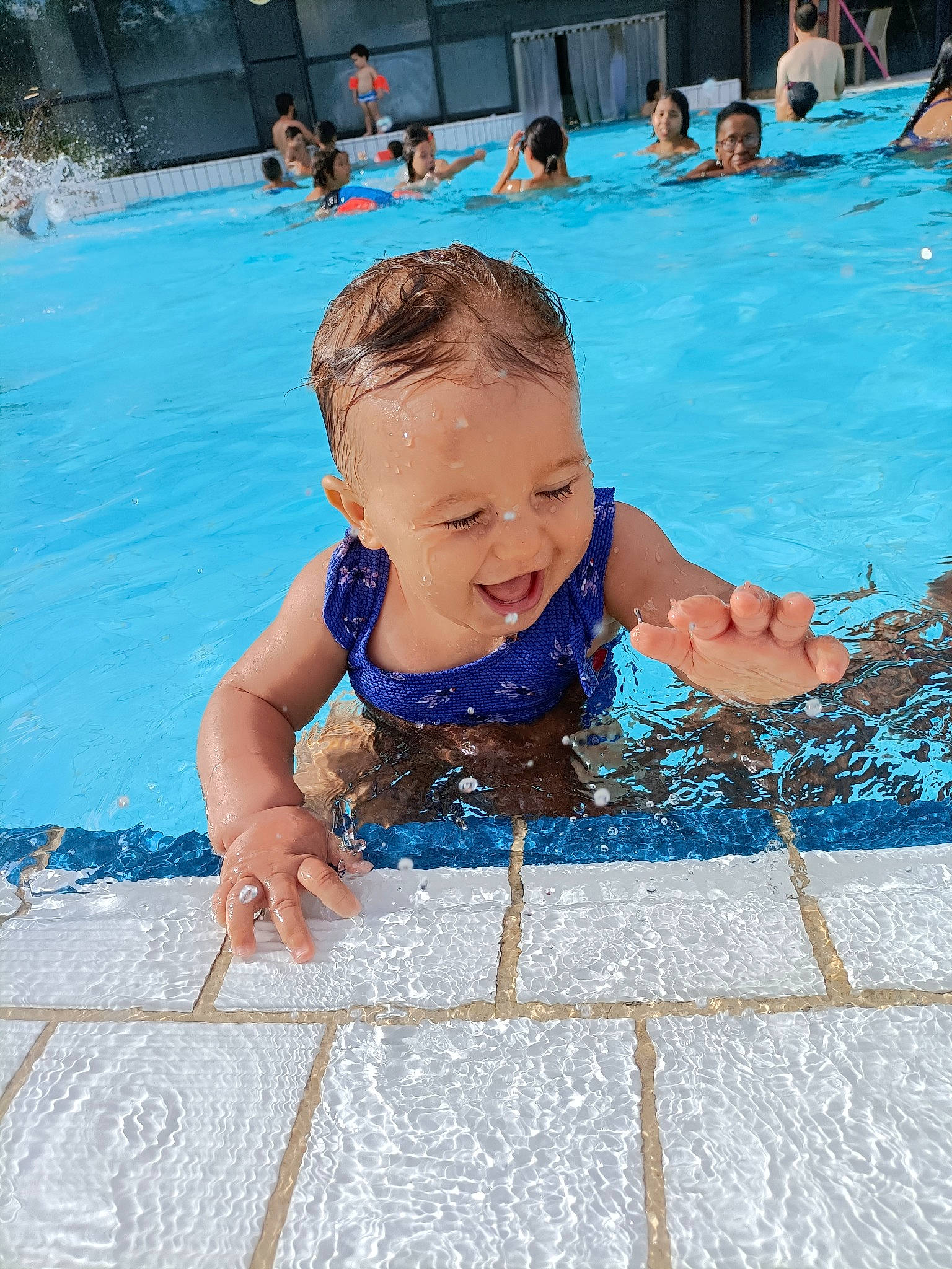 Mia participe au concours pour gagner de l'argent avec cette photo : aqua, bathing, child, composite_material, event, fun, happy, joy, leisure, leisure_centre, nonbuilding_structure, park, person, recreation, smile, summer, swimming_pool, toddler, vacation, water