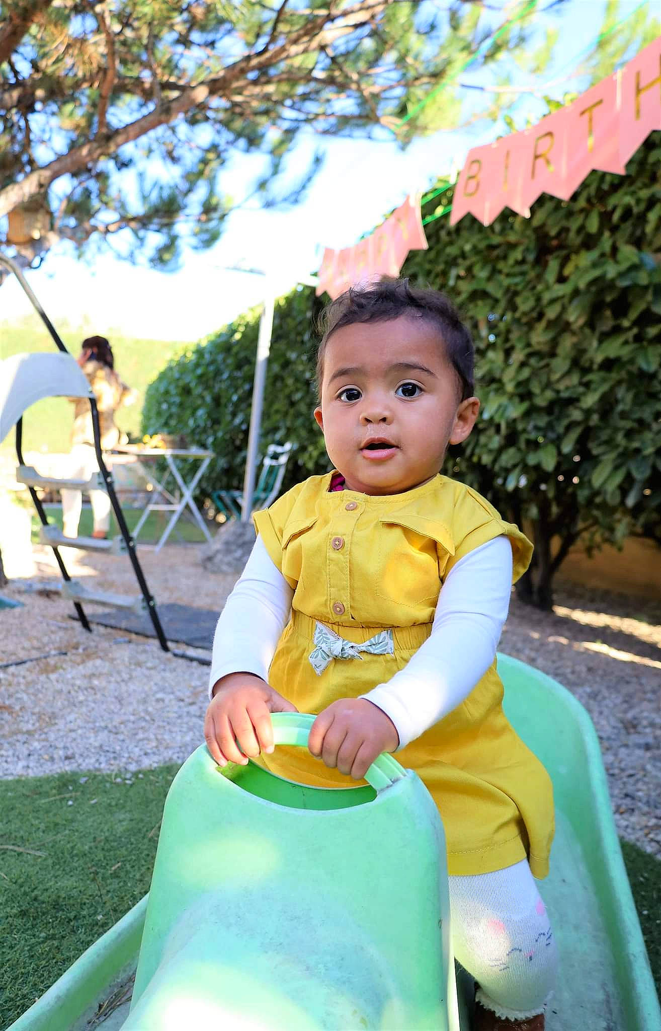 Nessa participe au concours pour gagner de l'argent avec cette photo : chute, city, face, fun, grass, happy, head, human_body, leaf, leisure, mammal, outdoor_play_equipment, outdoor_recreation, person, plant, playground, public_space, sky, toddler, tree