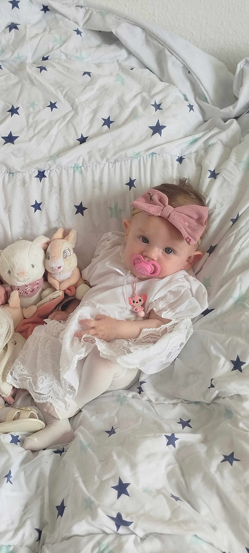 Lyliana a rejoint le concours — aidez-le/la à gagner de superbes lots ! baby, infant, pacifier, headband, pink, white_dress, lace, tights, plush_toy, bunny, bedspread, stars, cute, child, portrait, indoors, resting, soft_toys, blanket, adorable