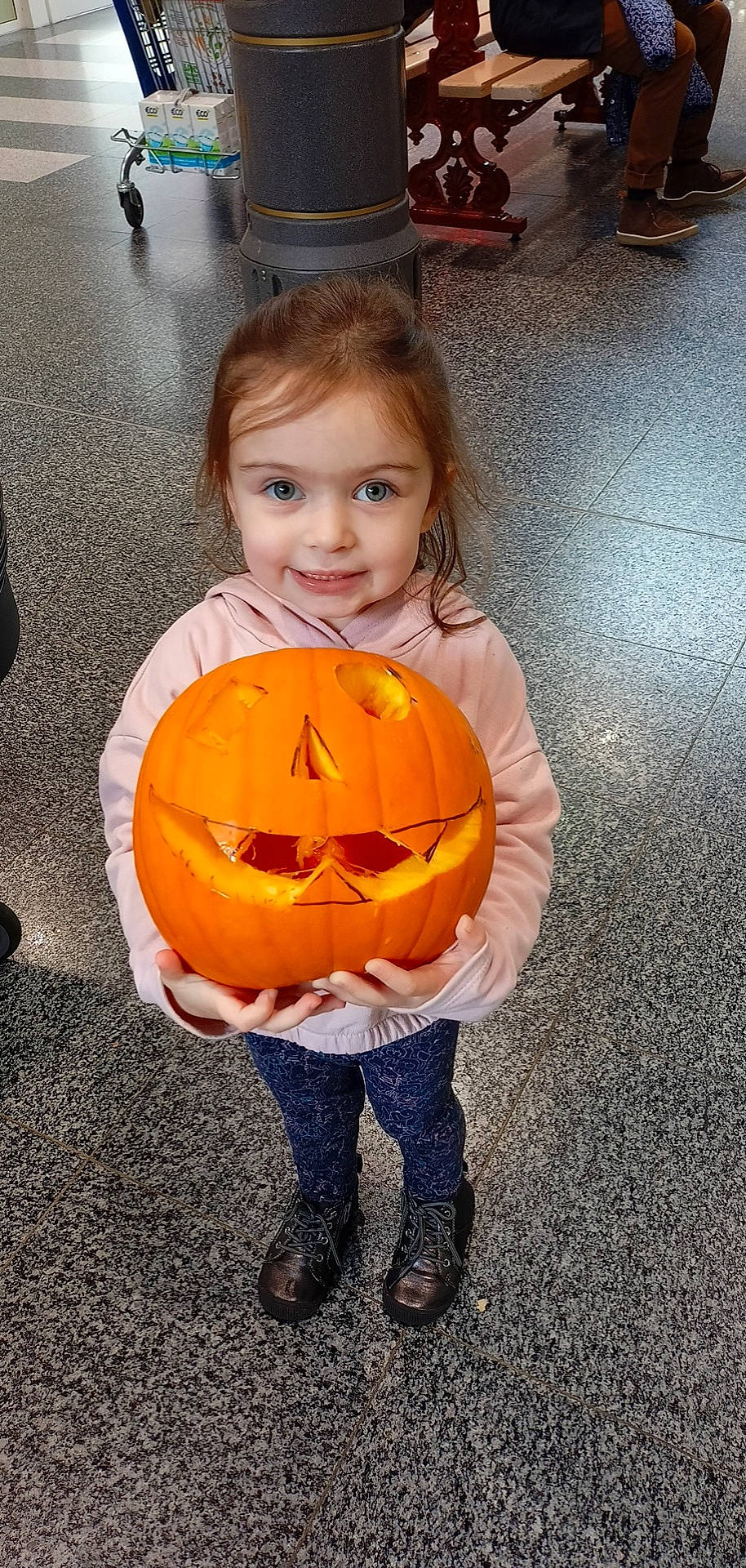 Lina participe au concours pour gagner de l'argent avec cette photo : ball, calabaza, cucurbita, dress, face, flooring, gourd, hair, head, jack_o_lantern, joy, leg, orange, person, plant, pumpkin, smile, squash, toddler, vegetable