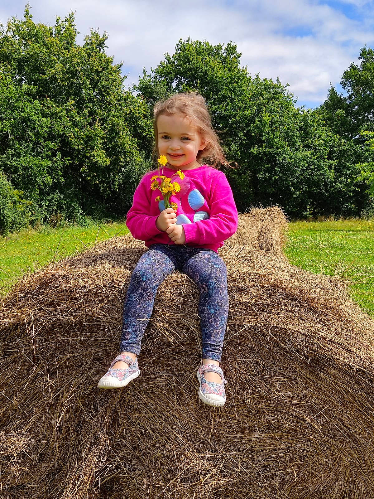 Lina participe au concours pour gagner de l'argent avec cette photo : agriculture, baby_toddler_clothing, botany, cloud, field, fun, grass, grassland, happy, joy, landscape, lawn, leaf, meadow, morning, people_in_nature, person, plant, sky, soil