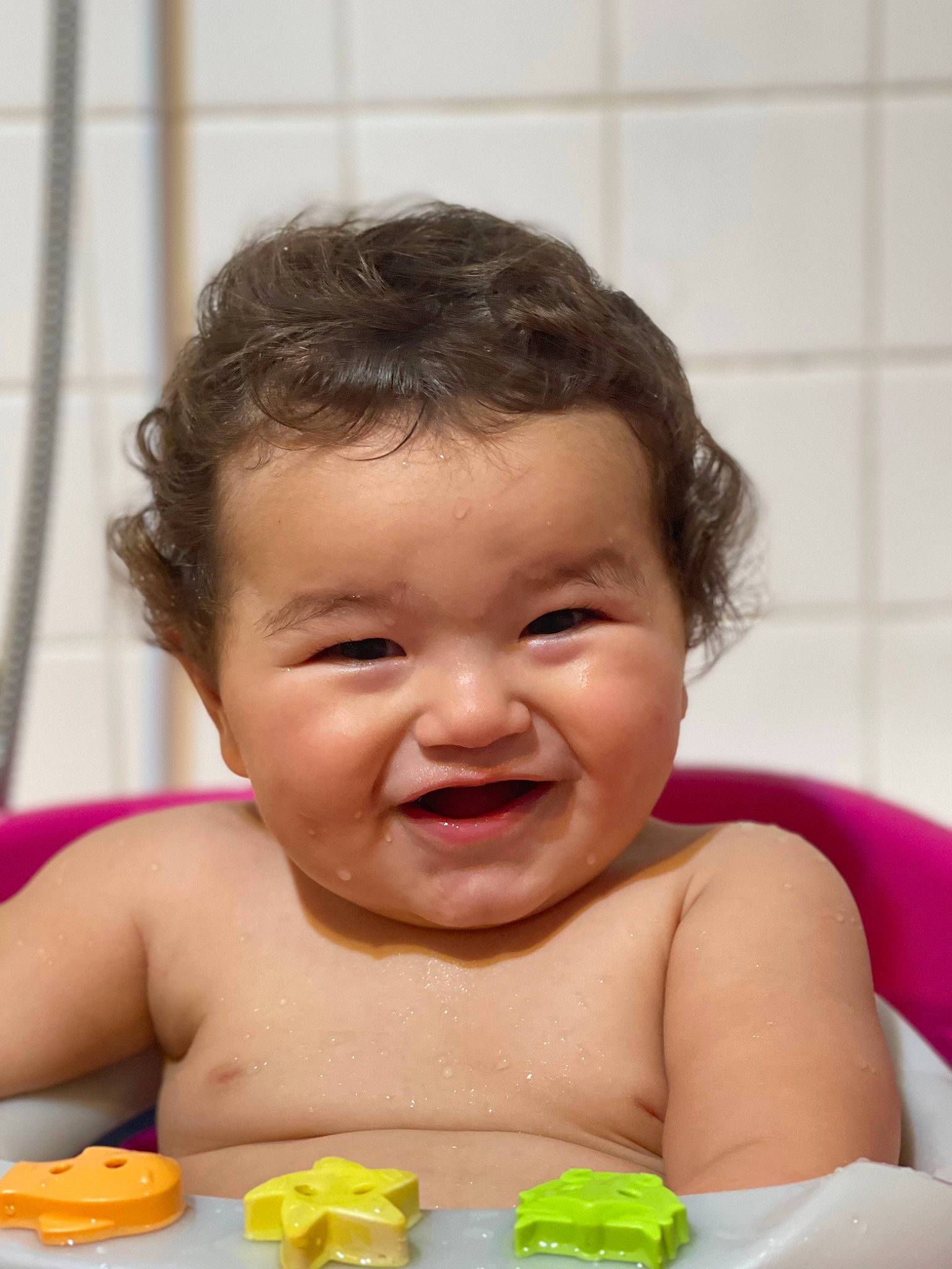 Mylo a rejoint le concours — aidez-le/la à gagner de superbes lots ! baby, baby_bathing, bathing, beauty, cheek, eye, eyelash, face, finger, fun, happy, head, iris, leisure, lip, mouth, nose, person, skin, smile