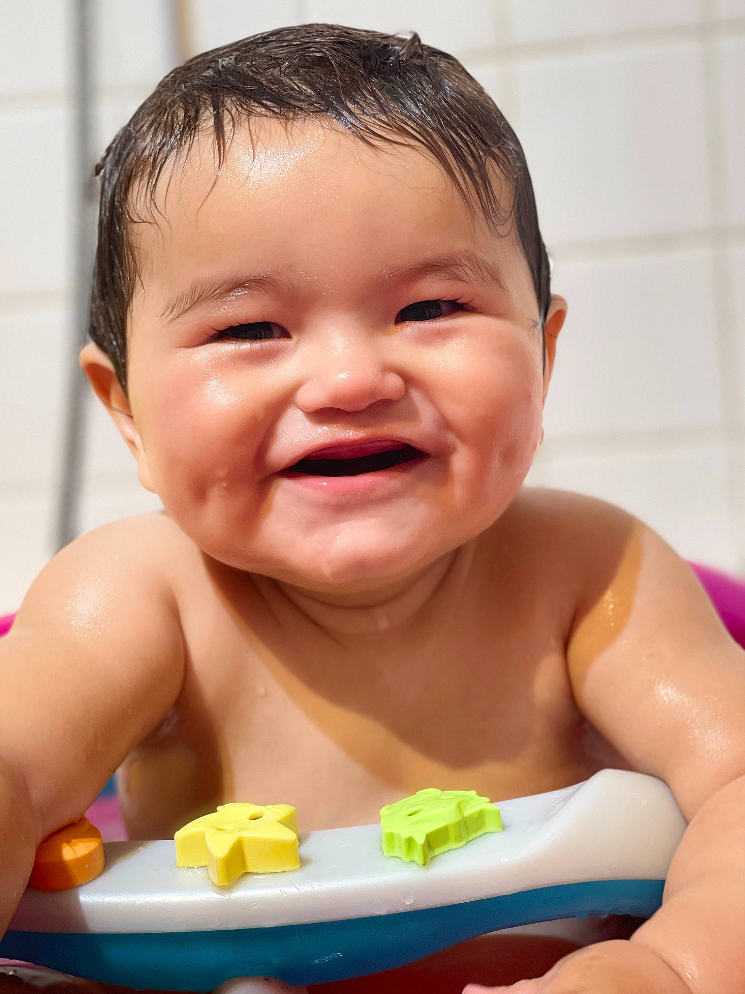 Mylo participe au concours pour gagner de l'argent avec cette photo : baby, baby_playing_with_food, bathing, cheek, child, finger, food, food_craving, fun, happy, joy, leisure, lip, mouth, nose, people, person, skin, smile, sweetness