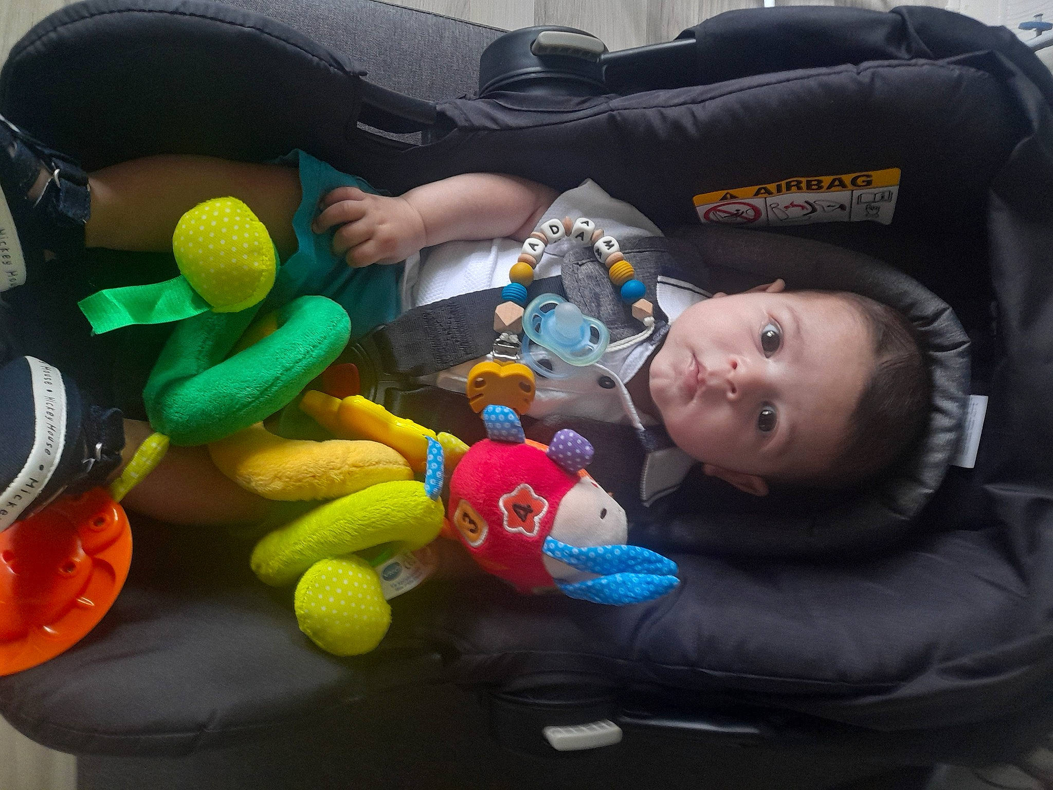 Adam a rejoint le concours — aidez-le/la à gagner de superbes lots ! baby, baby_products, baby_toddler_clothing, baby_toys, balloon, car_seat, child, comfort, fun, nail, party_supply, person, plastic, play, plush, product, room, sitting, stuffed_toy, toddler