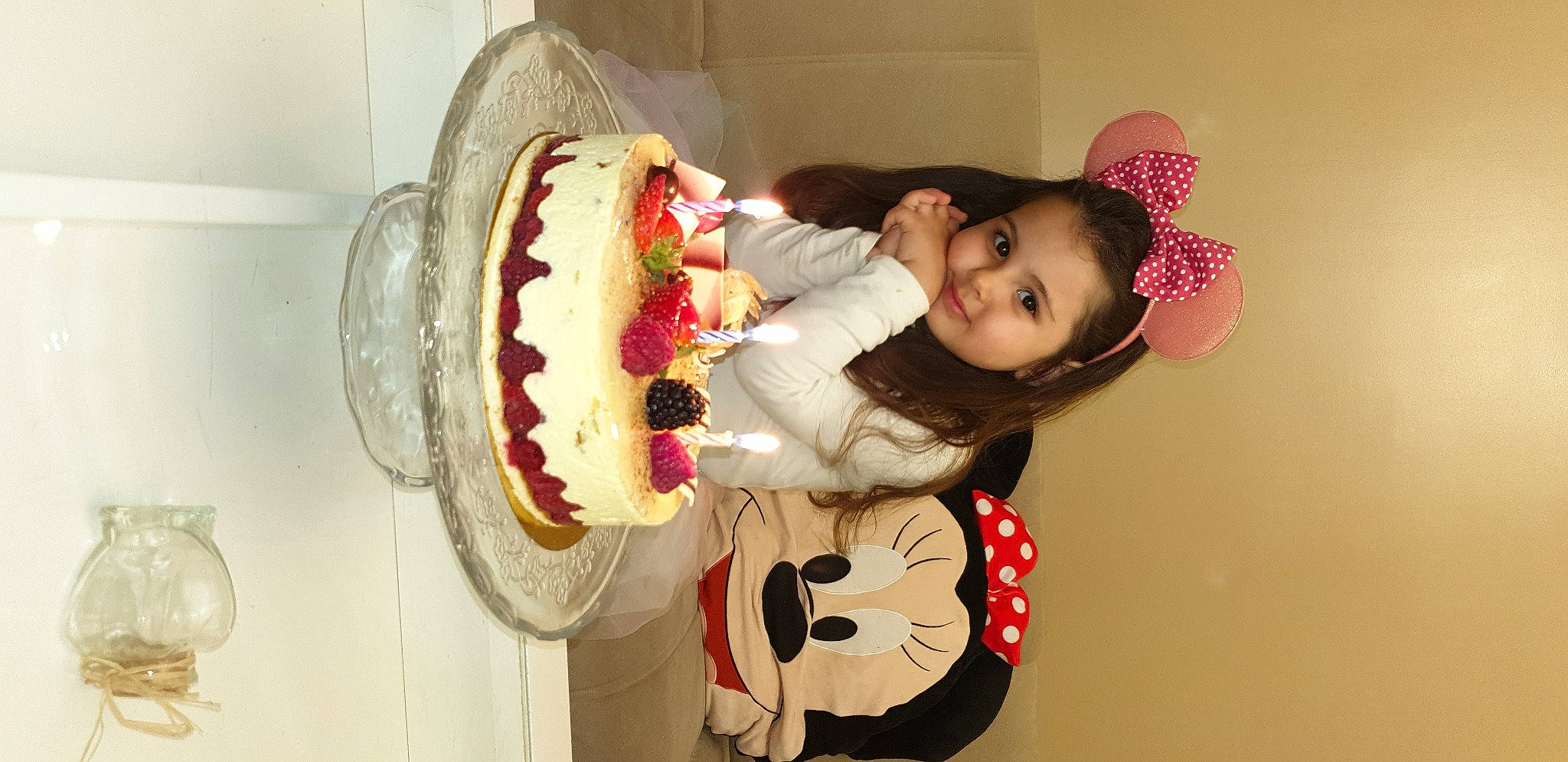 Defne a rejoint le concours — aidez-le/la à gagner de superbes lots ! baby_toddler_clothing, baking, birthday_cake, buttercream, cake, cake_decorating, child, dessert, event, food, fun, happy, ingredient, joy, person, pink, plant, room, smile, sugar_cake