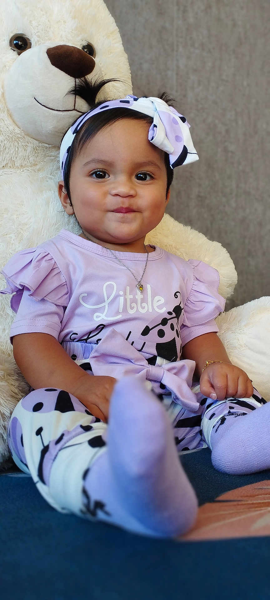 Mihiura participe au concours pour gagner de l'argent avec cette photo : toddler, child, purple_clothing, headband, teddy_bear, plush_toy, smile, sitting, indoor, portrait, cute, baby, bracelet, necklace, sock, patterned_pants, happy, young_child, soft_toy, cozy