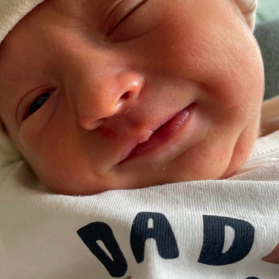 Zolan a rejoint le concours — aidez-le/la à gagner de superbes lots ! baby, beanie, bodypart, bonnet, cap, clothing, face, finger, hand, hat, head, hoodie, knitwear, newborn, person, photography, portrait, sleeping, sweater, sweatshirt