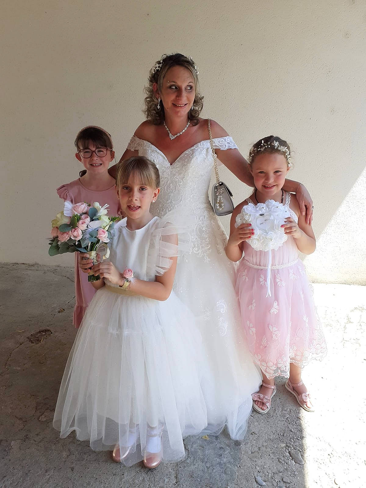 Manon a rejoint le concours — aidez-le/la à gagner de superbes lots ! bridal_accessory, bridal_clothing, bridal_party_dress, dress, embellishment, fashion_design, flash_photography, flower, formal_wear, fun, gesture, gown, happy, headpiece, joy, person, pink, shoulder, smile, toddler