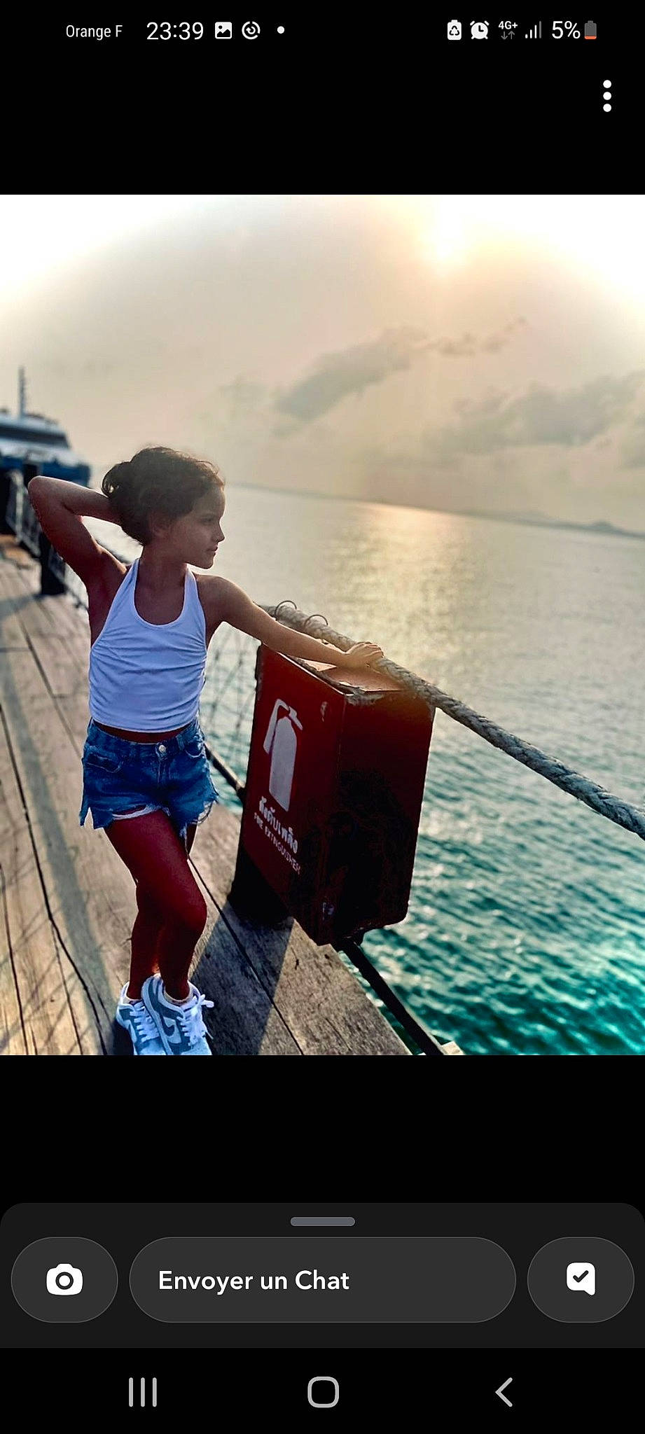 Mavie participe au concours pour gagner de l'argent avec cette photo : beauty, cloud, electric_blue, flash_photography, fun, happy, horizon, human_leg, leisure, morning, people_in_nature, person, recreation, shorts, sky, summer, sunlight, t_shirt, thigh, travel