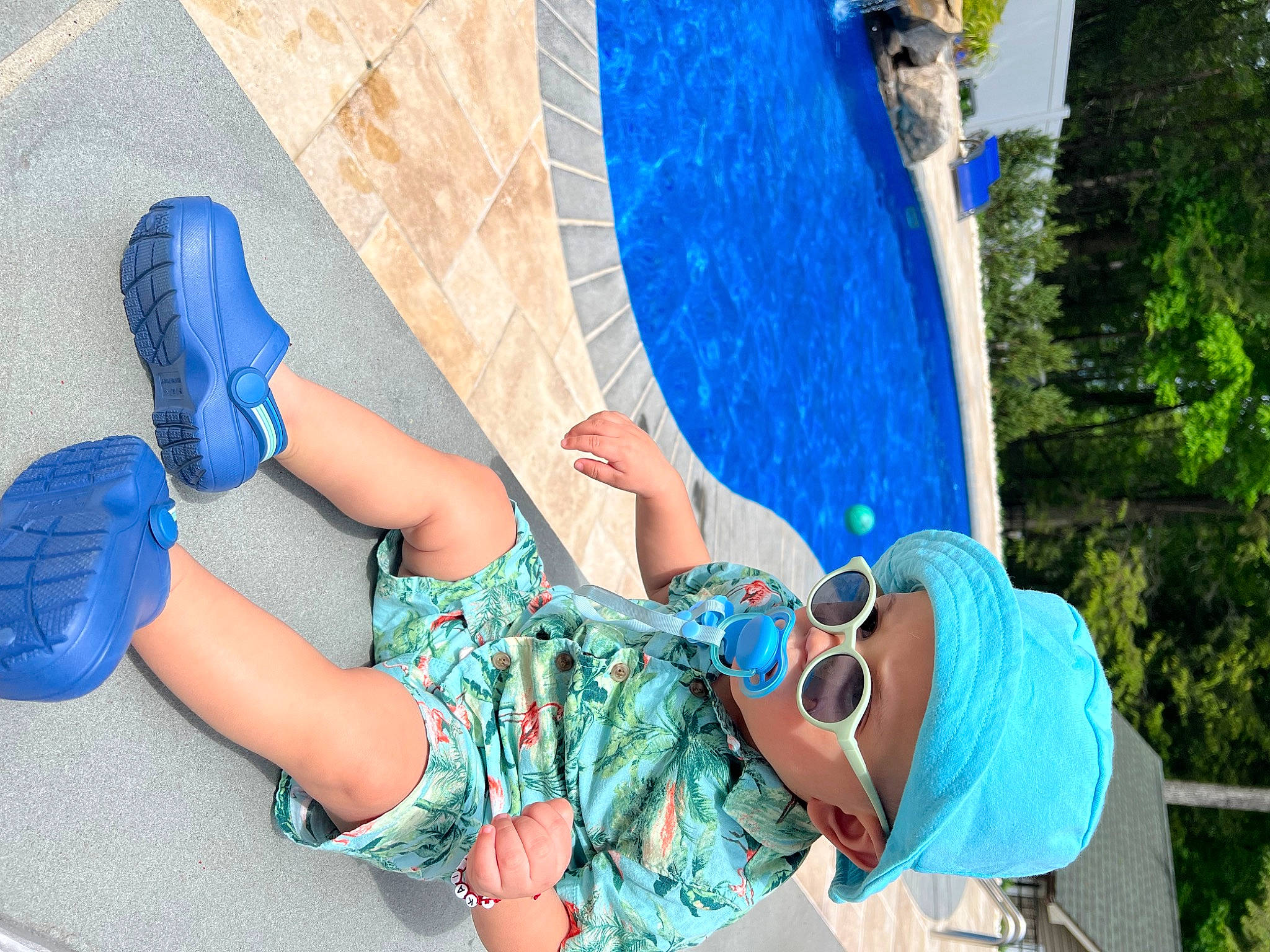 Káiro is registered to the contest to win money with this photo: aqua, azure, blue, denim, elbow, electric_blue, foot, fun, goggles, happy, human_leg, knee, leisure, person, recreation, sandal, shorts, sunglasses, t_shirt, thigh
