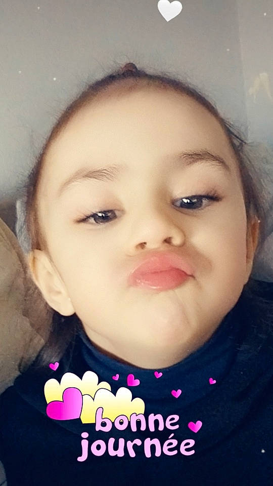 Héléna a rejoint le concours — aidez-le/la à gagner de superbes lots ! black_hair, cheek, chin, cool, ear, eyebrow, eyelash, forehead, happy, iris, jaw, lip, mouth, neck, no_expression, nose, organ, person, pink, skin