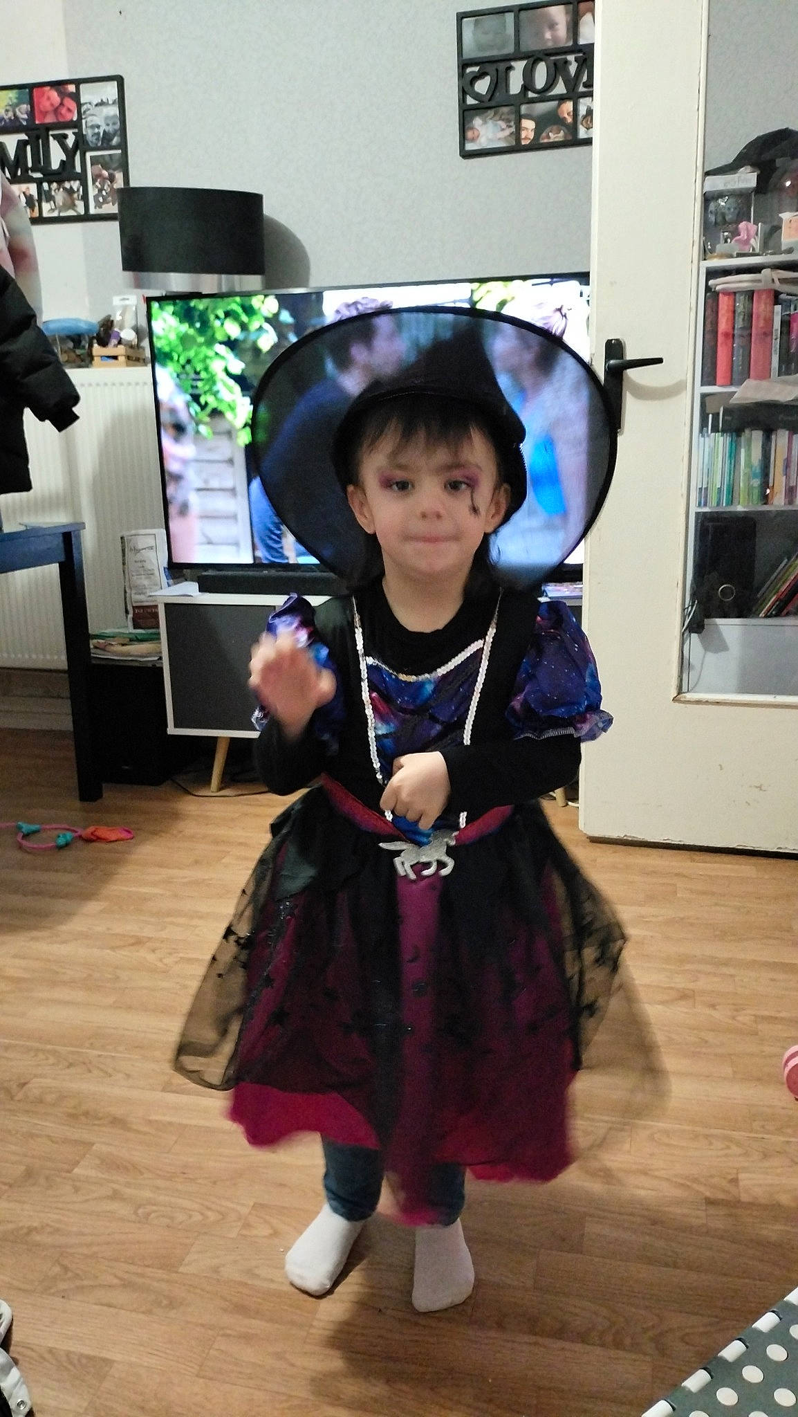 Héléna a rejoint le concours — aidez-le/la à gagner de superbes lots ! bookcase, child, costume, costume_hat, event, fashion_design, fictional_character, flooring, fun, fur, hat, headgear, joy, outerwear, person, purple, room, shelf, smile, standing