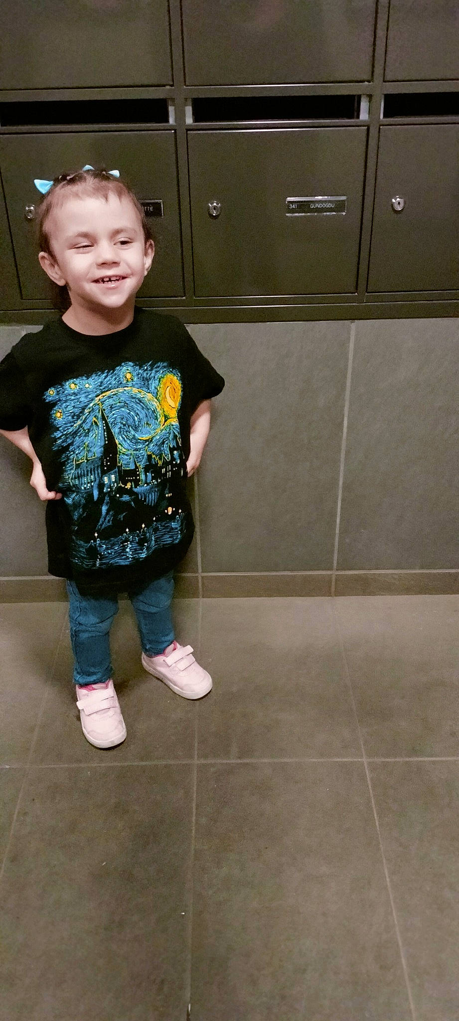 Héléna a rejoint le concours — aidez-le/la à gagner de superbes lots ! baby_toddler_clothing, cabinetry, child, eye, face, floor, flooring, fun, happy, head, human_leg, joy, knee, leg, pattern, person, sleeve, smile, sock, t_shirt