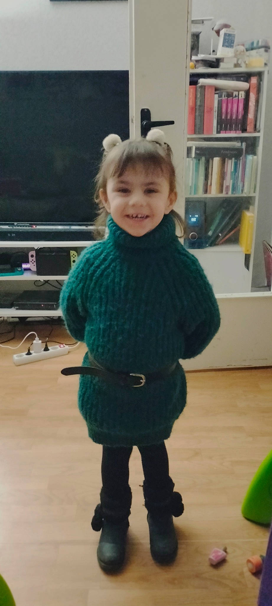 Héléna participe au concours pour gagner de l'argent avec cette photo : bookcase, child, electric_blue, floor, flooring, fun, happy, human_leg, joint, joy, knee, person, play, room, shelf, shelving, shoulder, sleeve, smile, sock