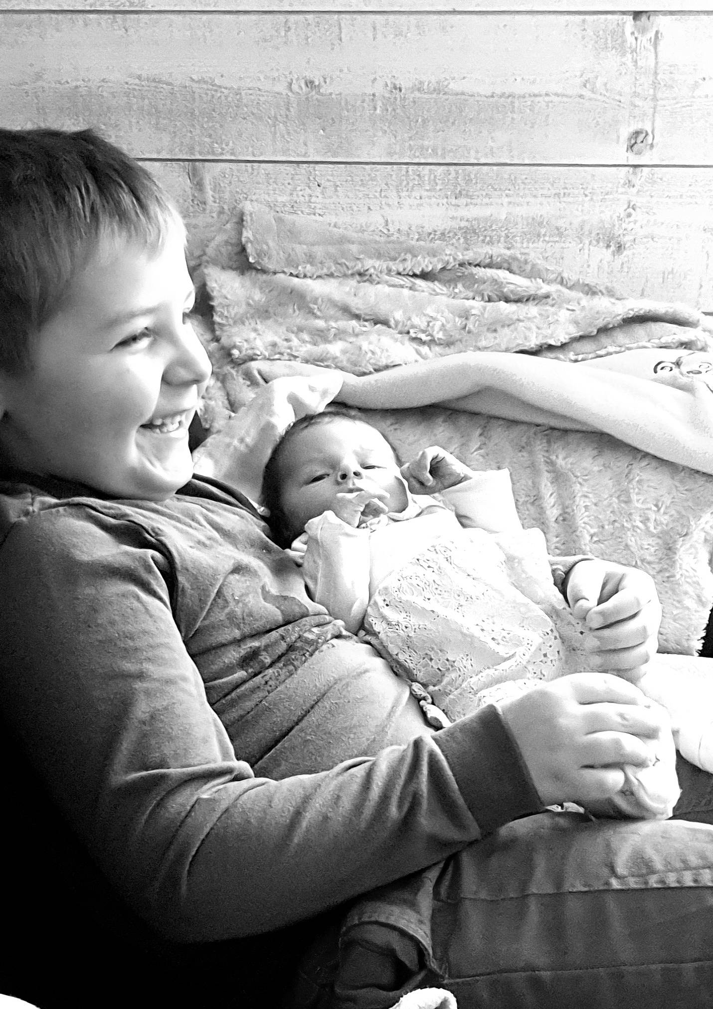 Théa a rejoint le concours — aidez-le/la à gagner de superbes lots ! baby, baby_products, baby_toddler_clothing, child, comfort, family, hand, human, lap, laugh, people, person, toddler