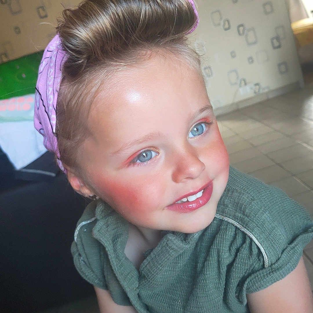 Théa a rejoint le concours — aidez-le/la à gagner de superbes lots ! accessories, baby, bodypart, clothing, couch, dress, earring, face, finger, furniture, hand, happy, head, headband, homedecor, jewelry, person, photography, portrait, smile