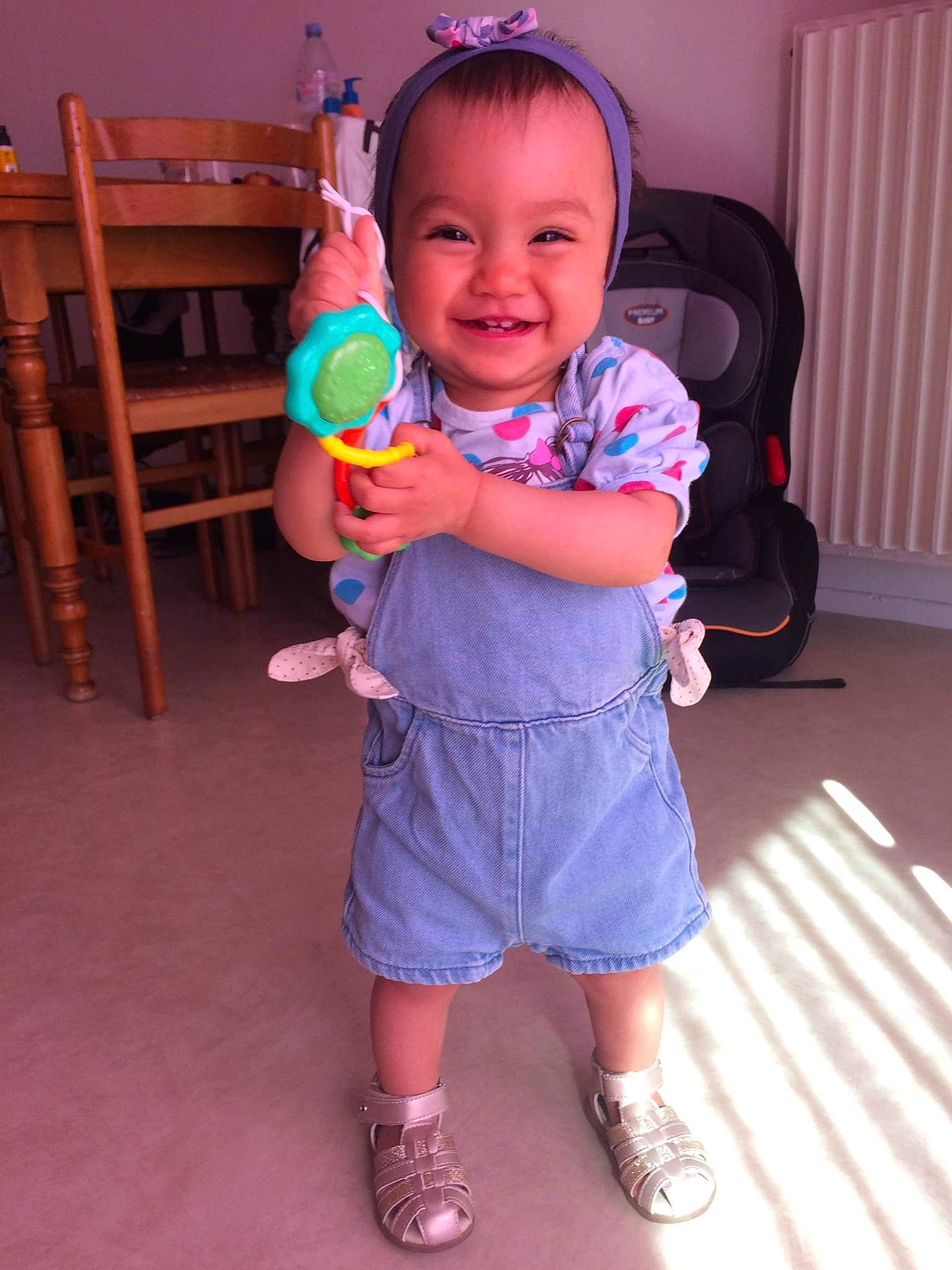 Mia a rejoint le concours — aidez-le/la à gagner de superbes lots ! baby, baby_toddler_clothing, chair, child, electric_blue, event, eye, fun, hairstyle, happy, joy, leg, magenta, person, pink, purple, sandal, skin, smile, t_shirt