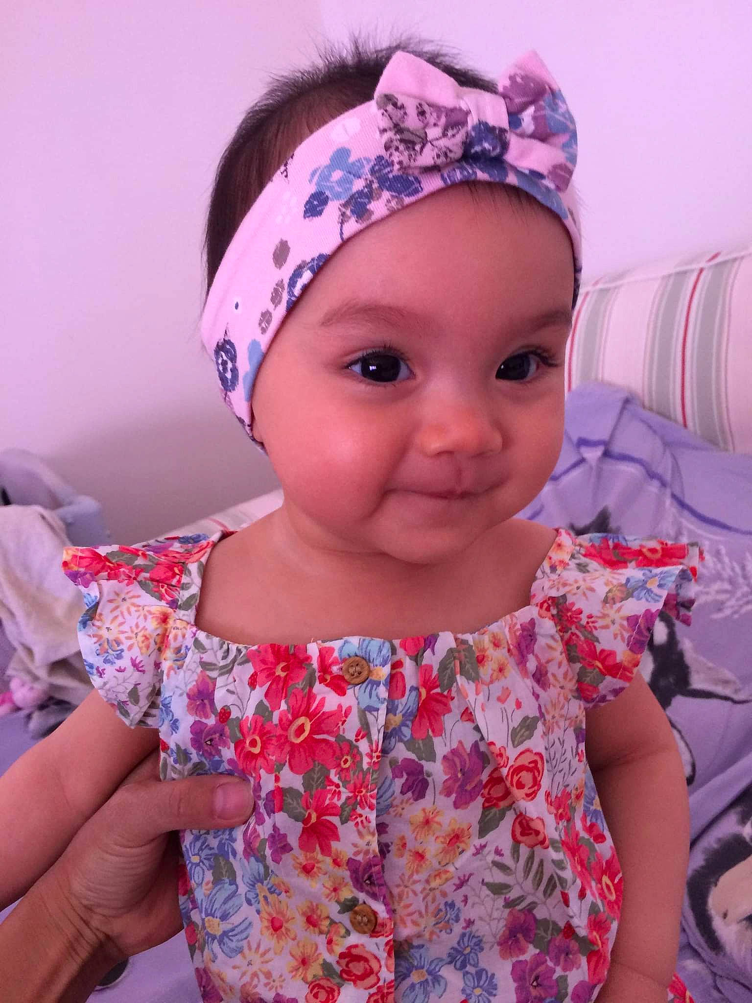 Mia a rejoint le concours — aidez-le/la à gagner de superbes lots ! baby_toddler_clothing, cap, cheek, child, dress, ear, eye, eyelash, facial_expression, happy, headpiece, headwear, iris, lip, neck, person, pink, purple, skin, sleeve