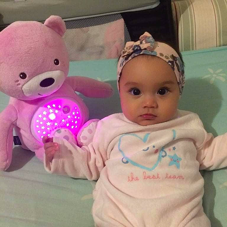 Mia a rejoint le concours — aidez-le/la à gagner de superbes lots ! baby, baby_toddler_clothing, cap, cheek, child, ear, face, facial_expression, happy, head, mammal, nose, organ, person, pink, product, skin, sleeve, textile, toddler