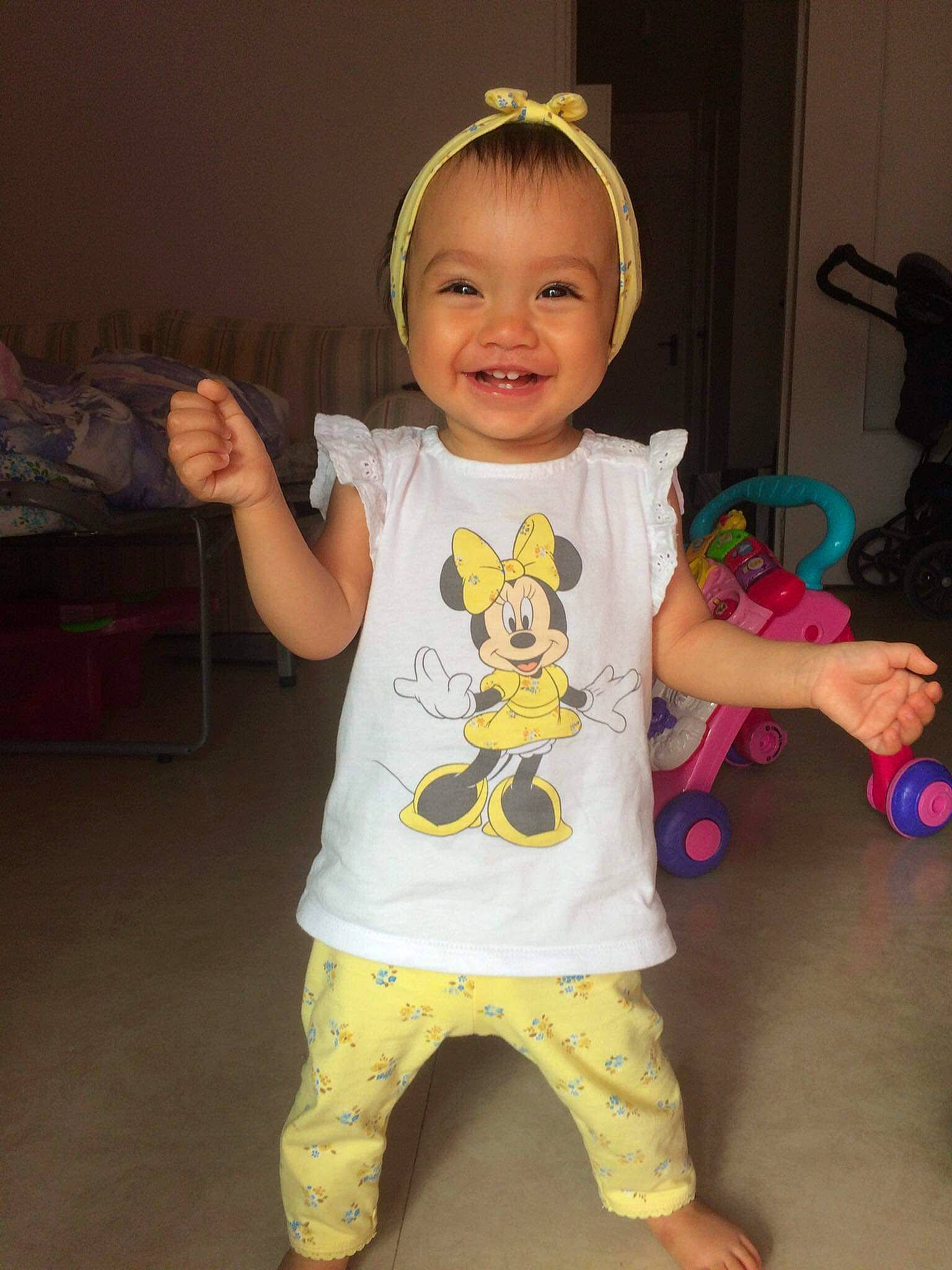 Mia a rejoint le concours — aidez-le/la à gagner de superbes lots ! baby_toddler_clothing, cheek, chin, cool, eye, face, finger, gesture, hair, hairstyle, happy, head, human_body, iris, joy, neck, person, shoulder, skin, sleeve