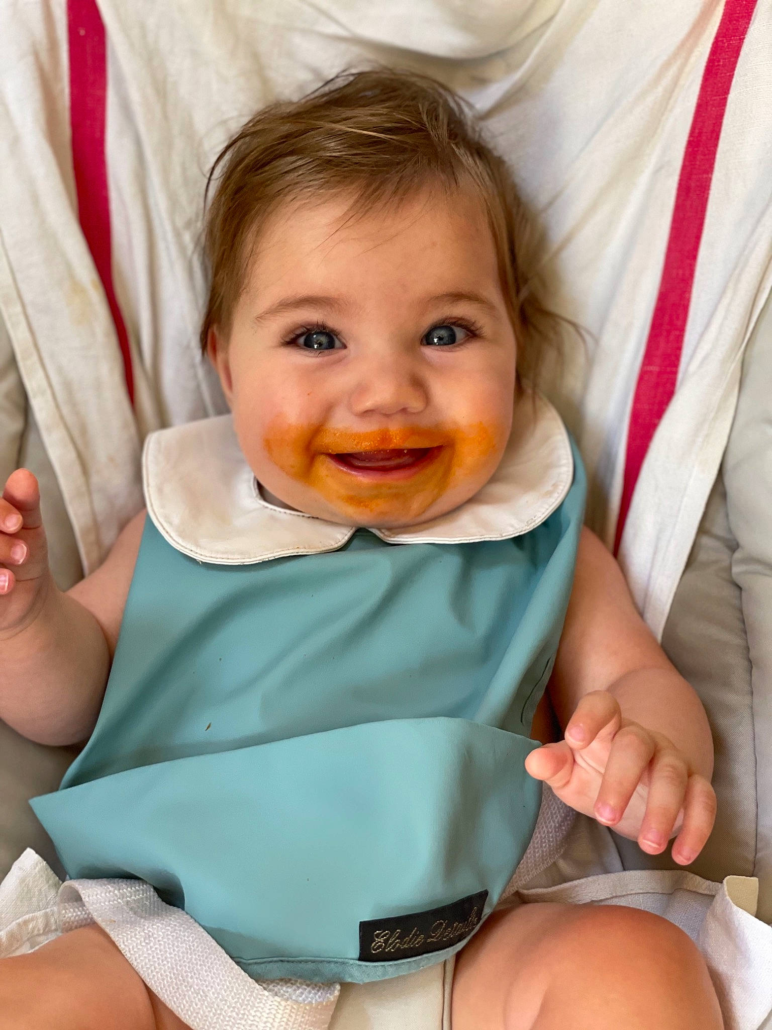 Victoire a rejoint le concours — aidez-le/la à gagner de superbes lots ! baby, baby_products, baby_toddler_clothing, chair, cheek, child, comfort, face, facial_expression, finger, gesture, hand, happy, joy, person, product, skin, sleeve, smile, thumb