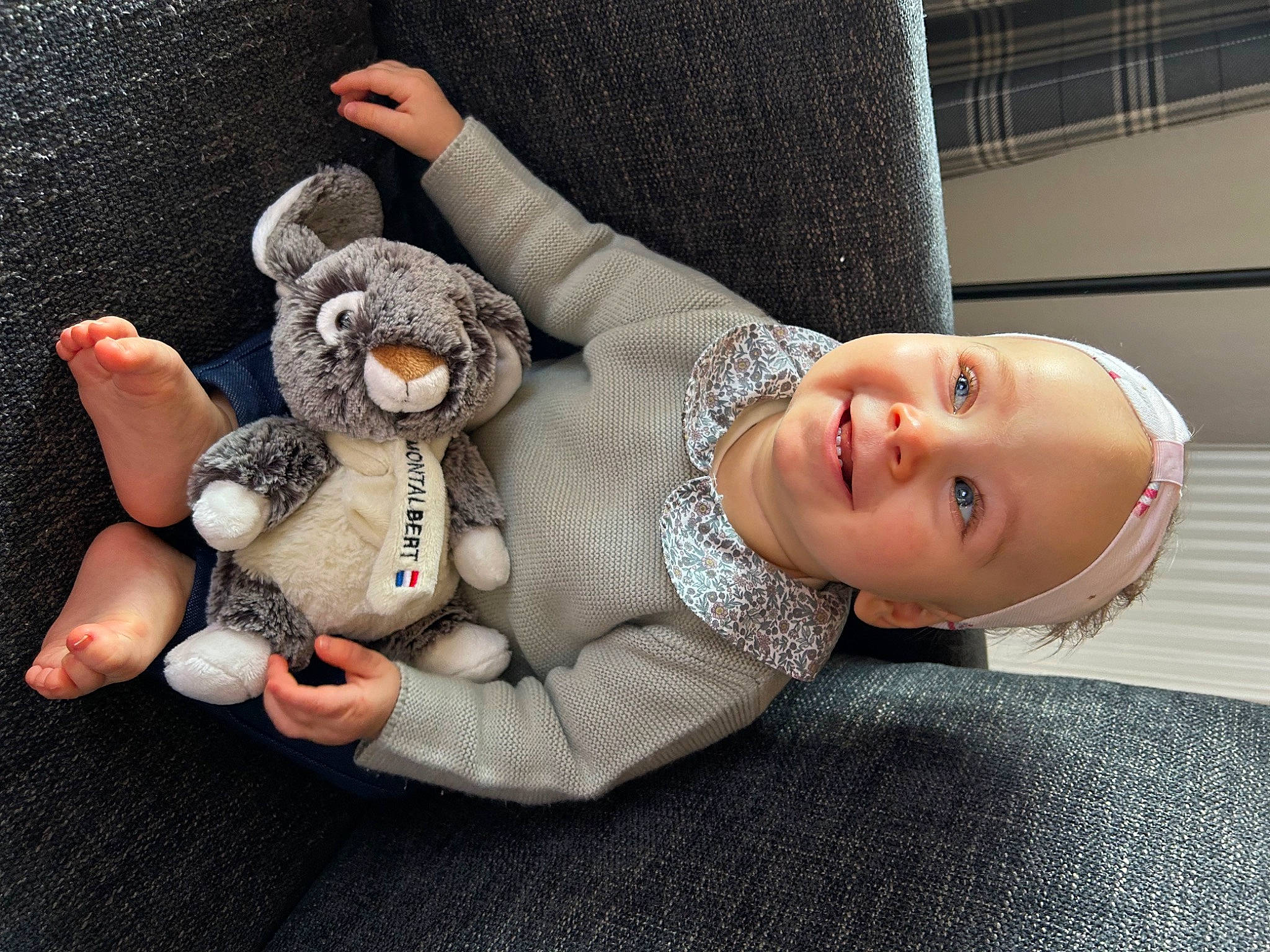 Julia a rejoint le concours — aidez-le/la à gagner de superbes lots ! arm, baby, baby_products, child, comfort, doll, finger, gesture, hand, joy, person, plush, sitting, skin, smile, stuffed_toy, teddy_bear, thumb, toddler, toy