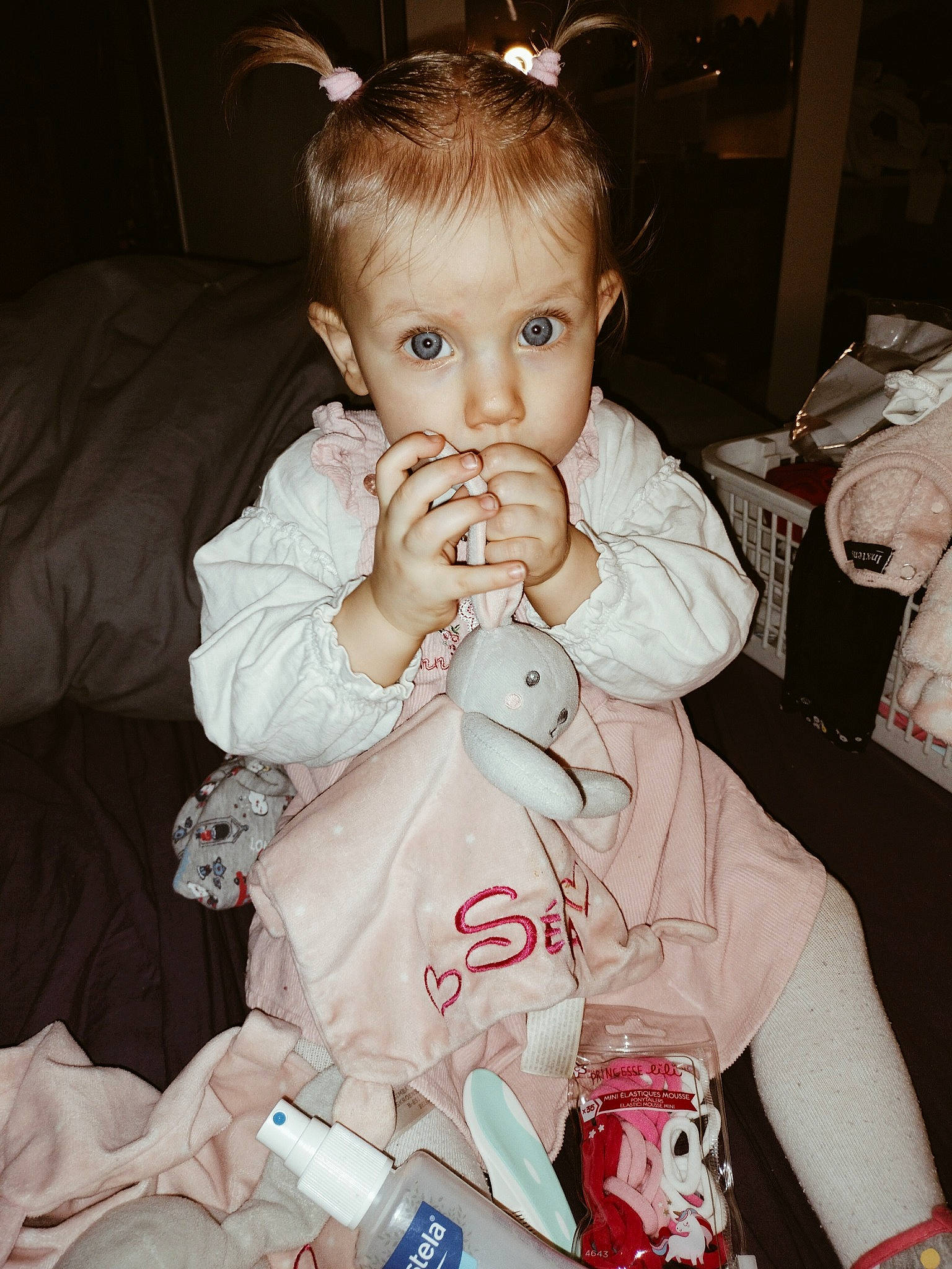 Séléna a rejoint le concours — aidez-le/la à gagner de superbes lots ! baby, baby_toddler_clothing, cheek, child, comfort, drinkware, ear, event, eyelash, face, fun, happy, head, human_body, iris, nail, person, sitting, sleeve, thumb
