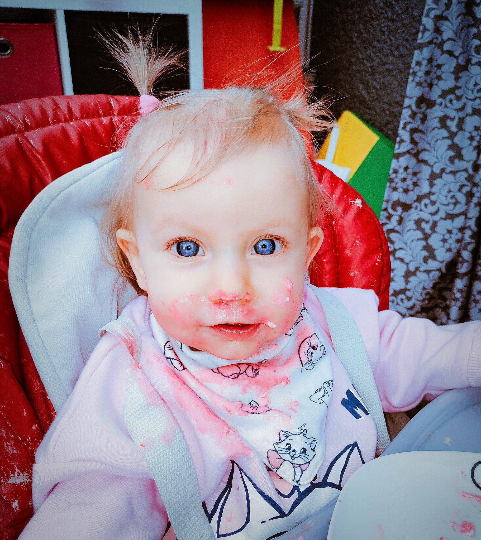 Séléna a rejoint le concours — aidez-le/la à gagner de superbes lots ! baby, baby_products, baby_toddler_clothing, cheek, child, christmas, event, eyelash, fashion_accessory, fictional_character, fun, hair_accessory, hairstyle, happy, linens, person, pink, room, sitting, sleeve