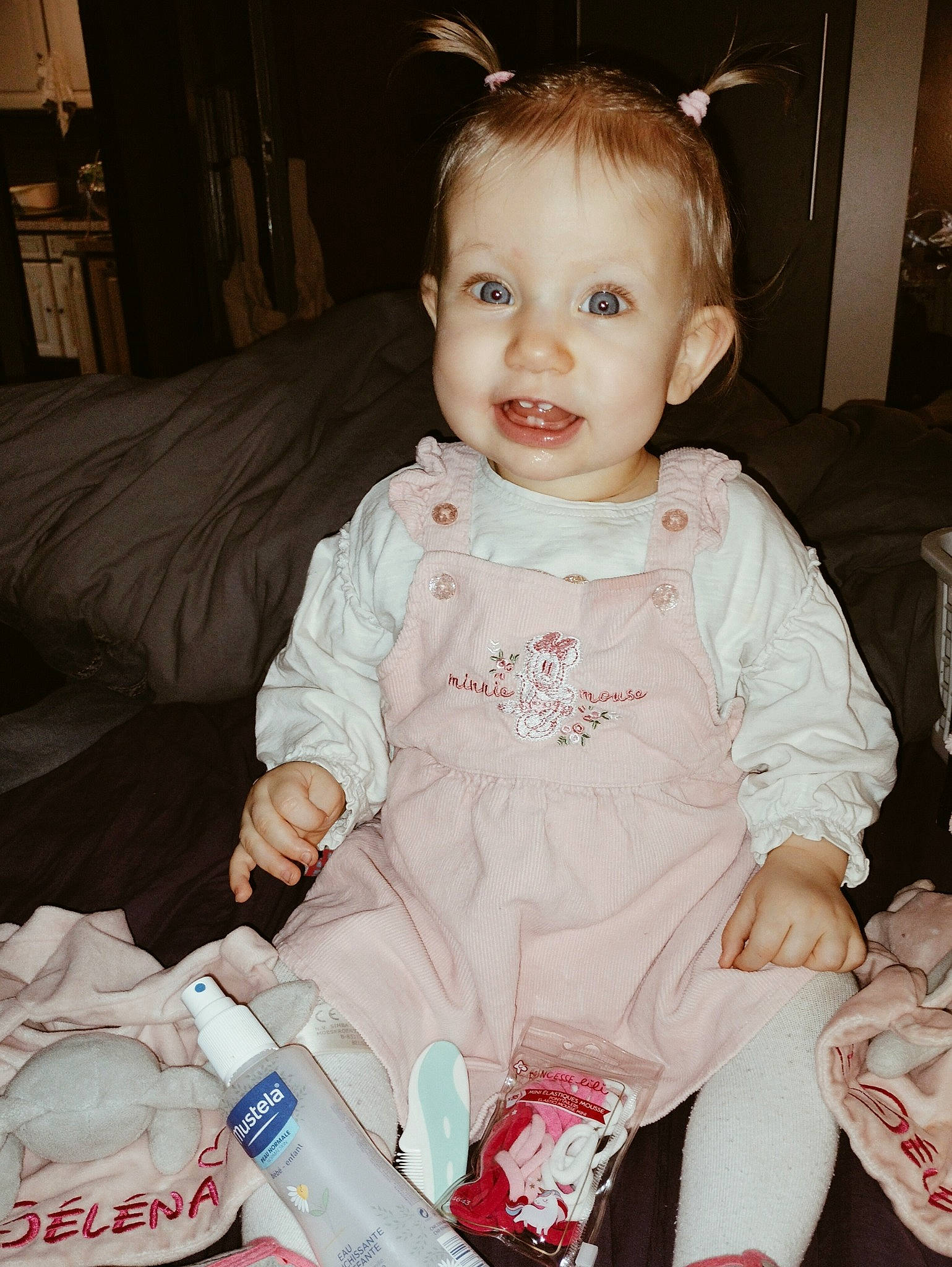 Séléna a rejoint le concours — aidez-le/la à gagner de superbes lots ! baby, baby_toddler_clothing, cheek, child, comfort, dress, face, fun, hairstyle, happy, head, iris, pattern, person, pink, sitting, skin, sleeve, smile, textile