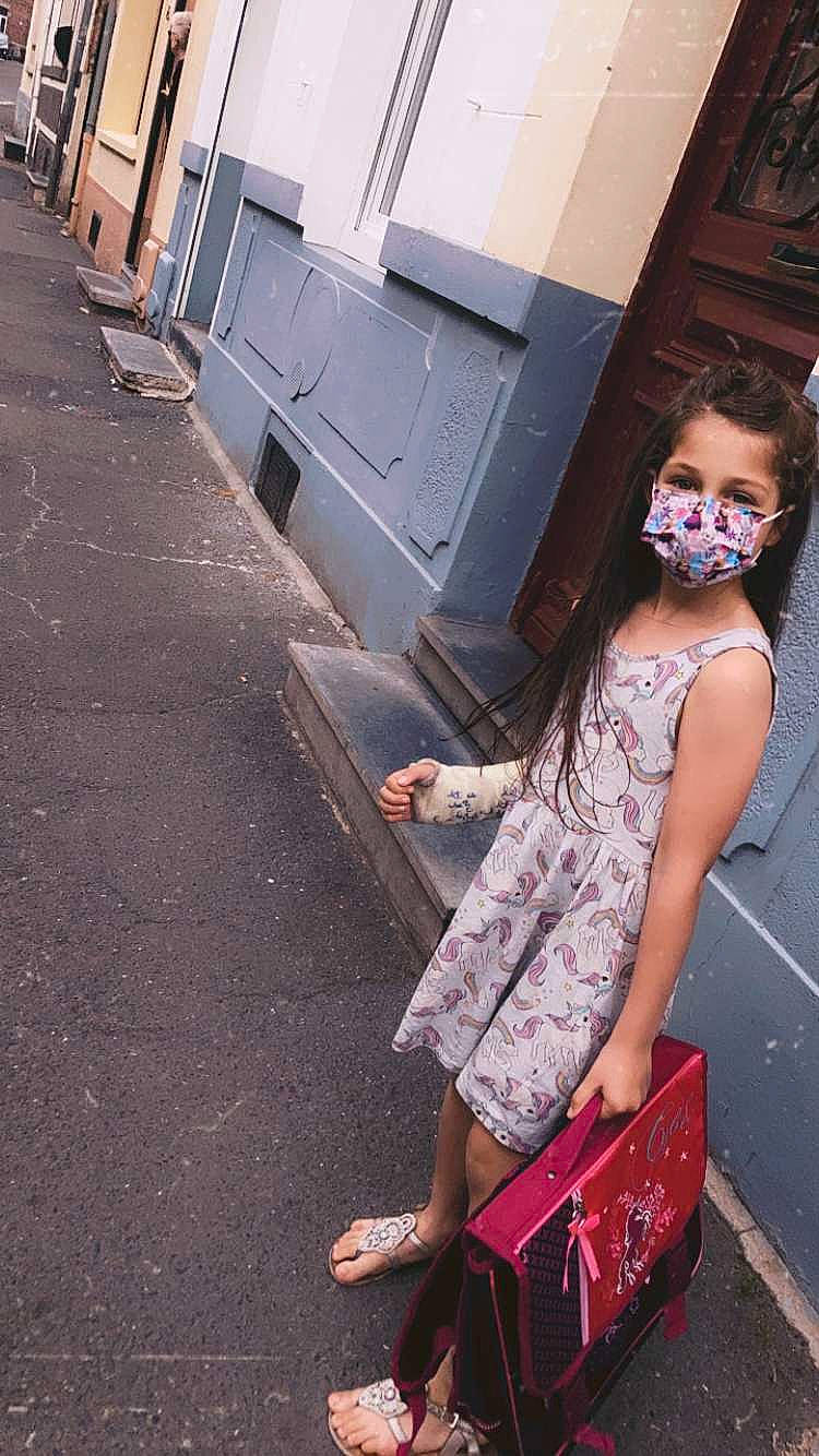 Louna a rejoint le concours — aidez-le/la à gagner de superbes lots ! asphalt, city, cool, eyewear, flooring, fun, human_leg, magenta, person, road, road_surface, shoulder, sidewalk, street_fashion, temple, thigh, tints_and_shades, travel, vehicle_door, waist