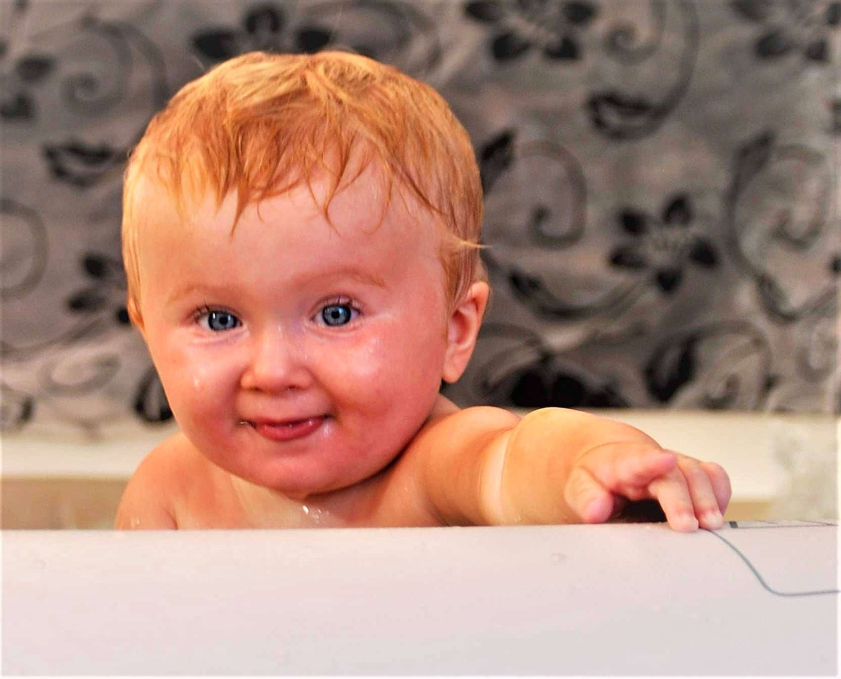 Diego a rejoint le concours — aidez-le/la à gagner de superbes lots ! baby, baby_bathing, bathing, bathroom, bathtub, cheek, child, eye, eyelash, fluid, foam, fun, happy, joy, nose, person, plumbing, skin, smile, thumb