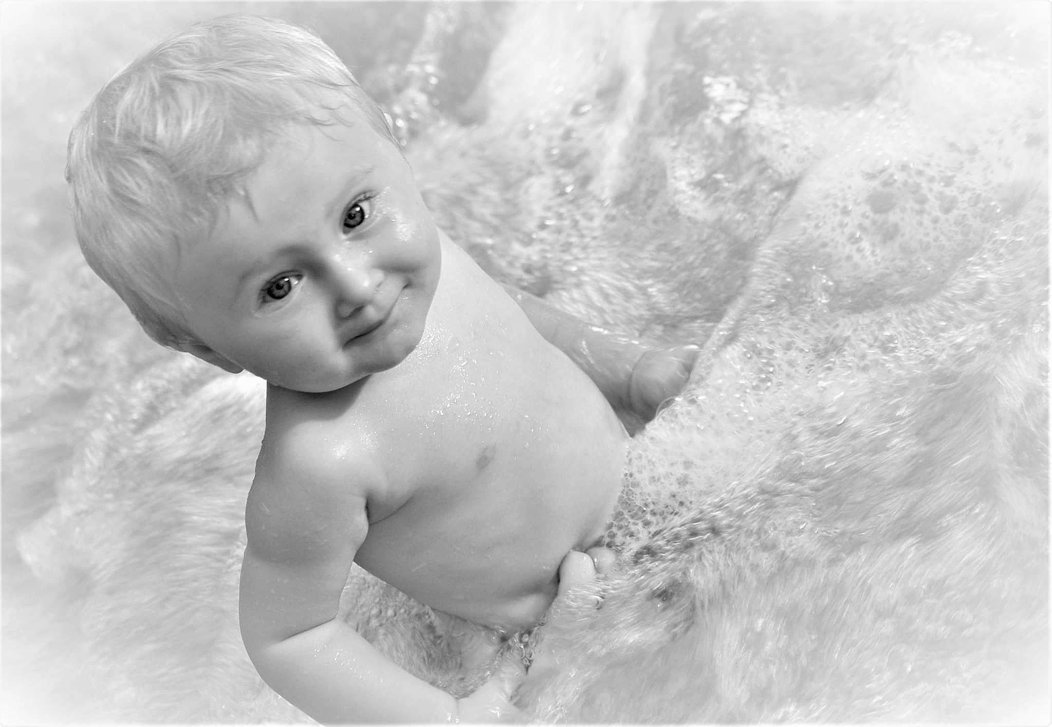 Diego participe au concours pour gagner de l'argent avec cette photo : baby, bathing, black_and_white, cheek, chest, child, eye, facial_expression, flash_photography, happy, head, human_body, iris, joy, monochrome, monochrome_photography, nose, people_in_nature, person, skin